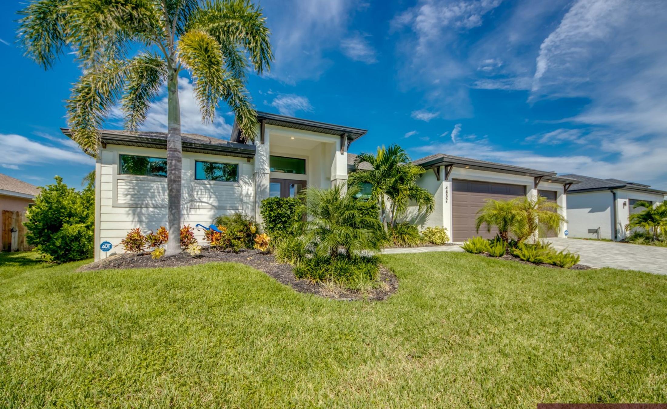 Moderne Villa in Cape Coral mit beheiztem Pool, Billard, Fitnessraum, Büro und Dreifachgarage in Westausrichtung.