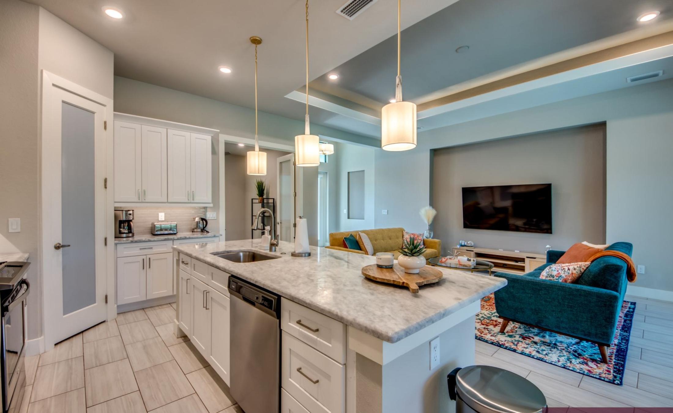 Modernes Wohnzimmer mit Sofa und TV in der Villa in Cape Coral.
