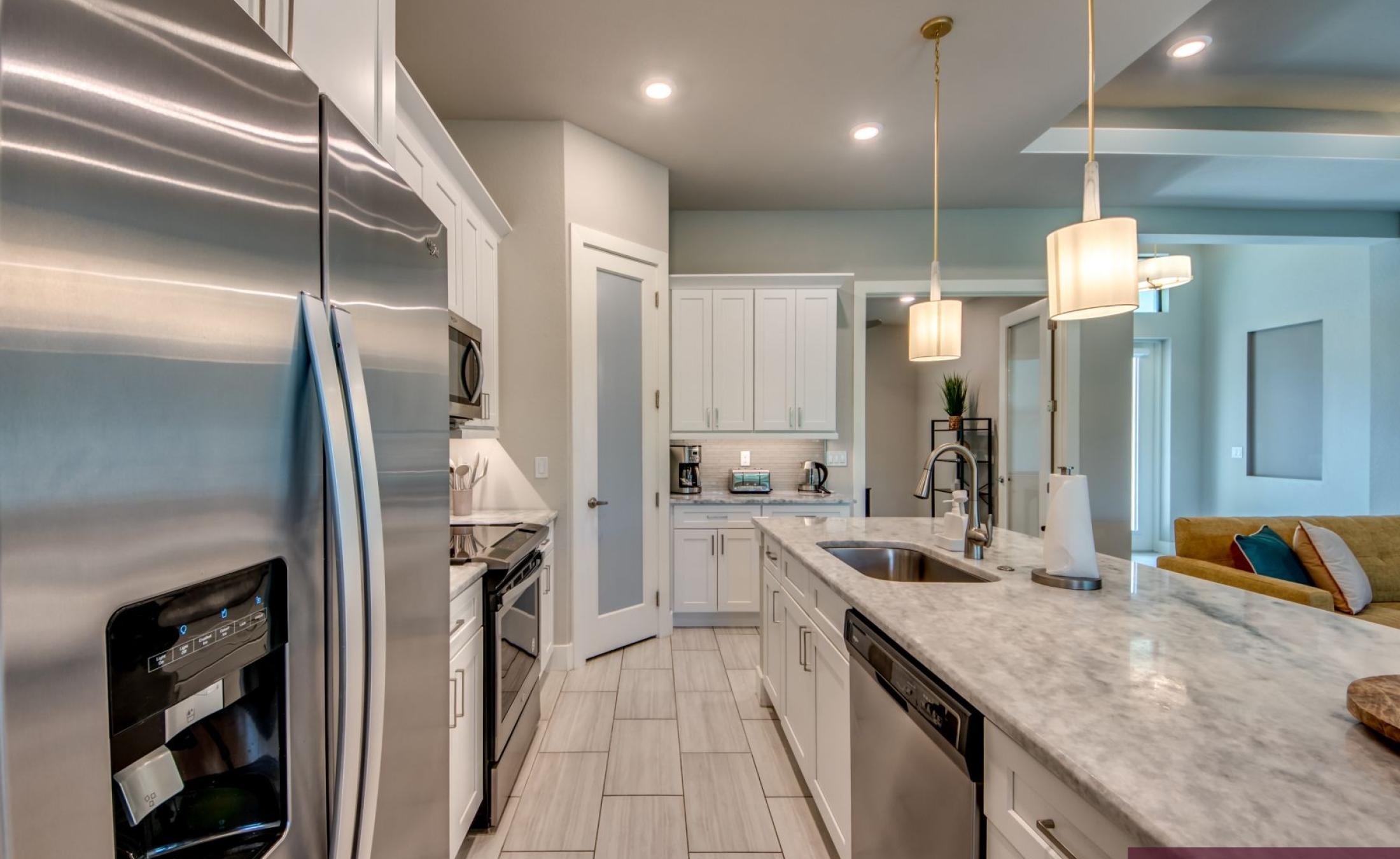 Moderne Villa in Cape Coral mit beheiztem Pool, Billardtisch, Fitnessraum und Büro.