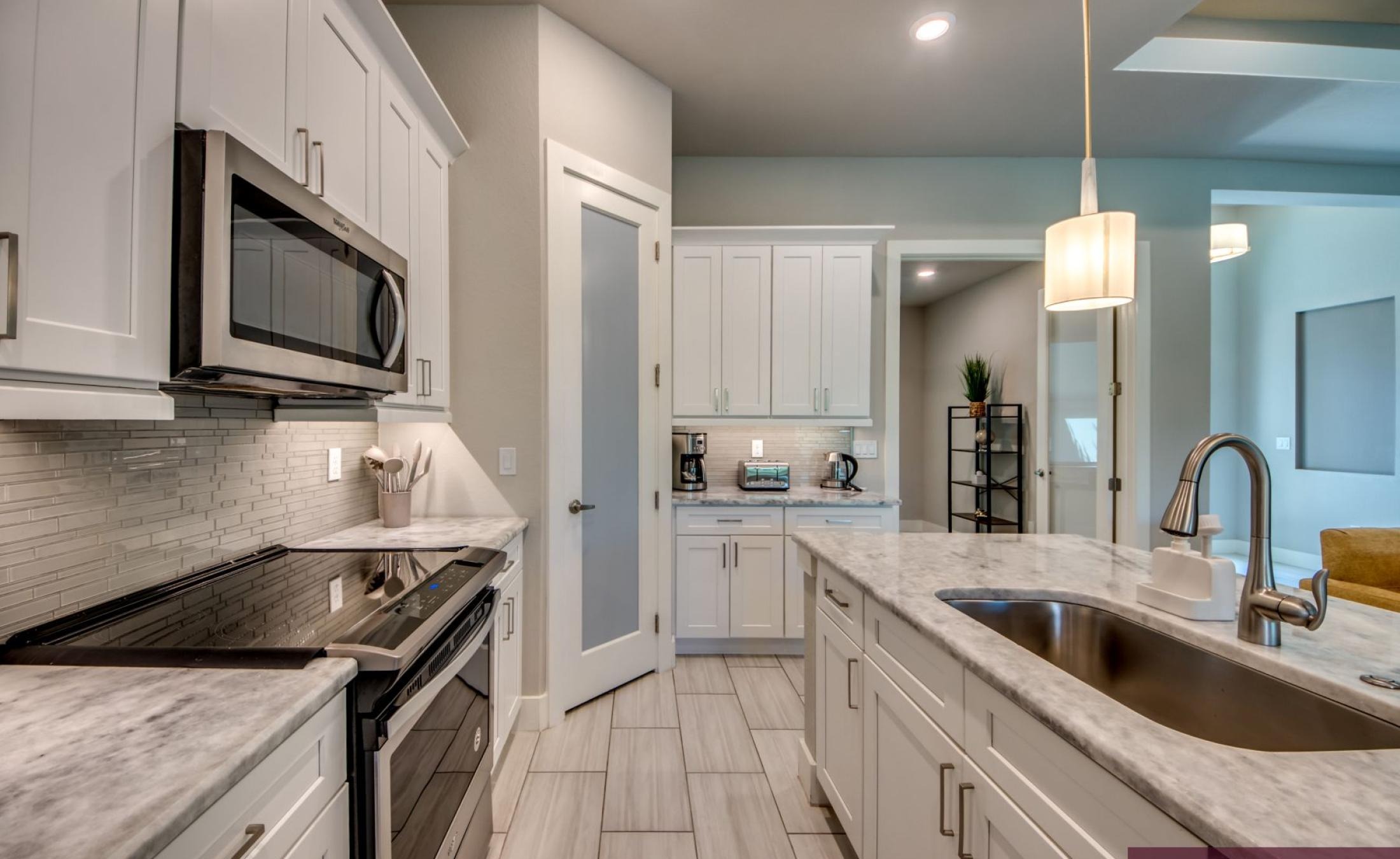 Modernes Wohnzimmer mit Sofa und TV