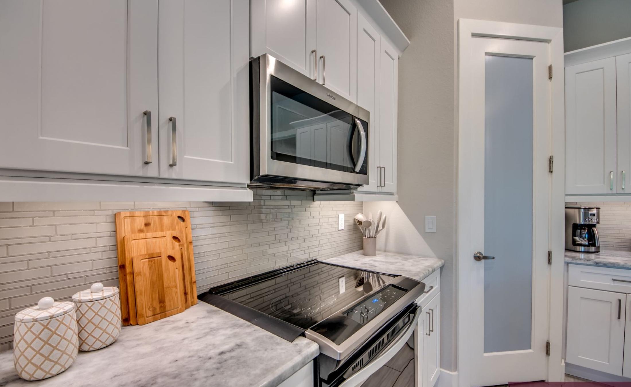 Modernes Wohnzimmer mit Sofa und TV in heller Einrichtung.