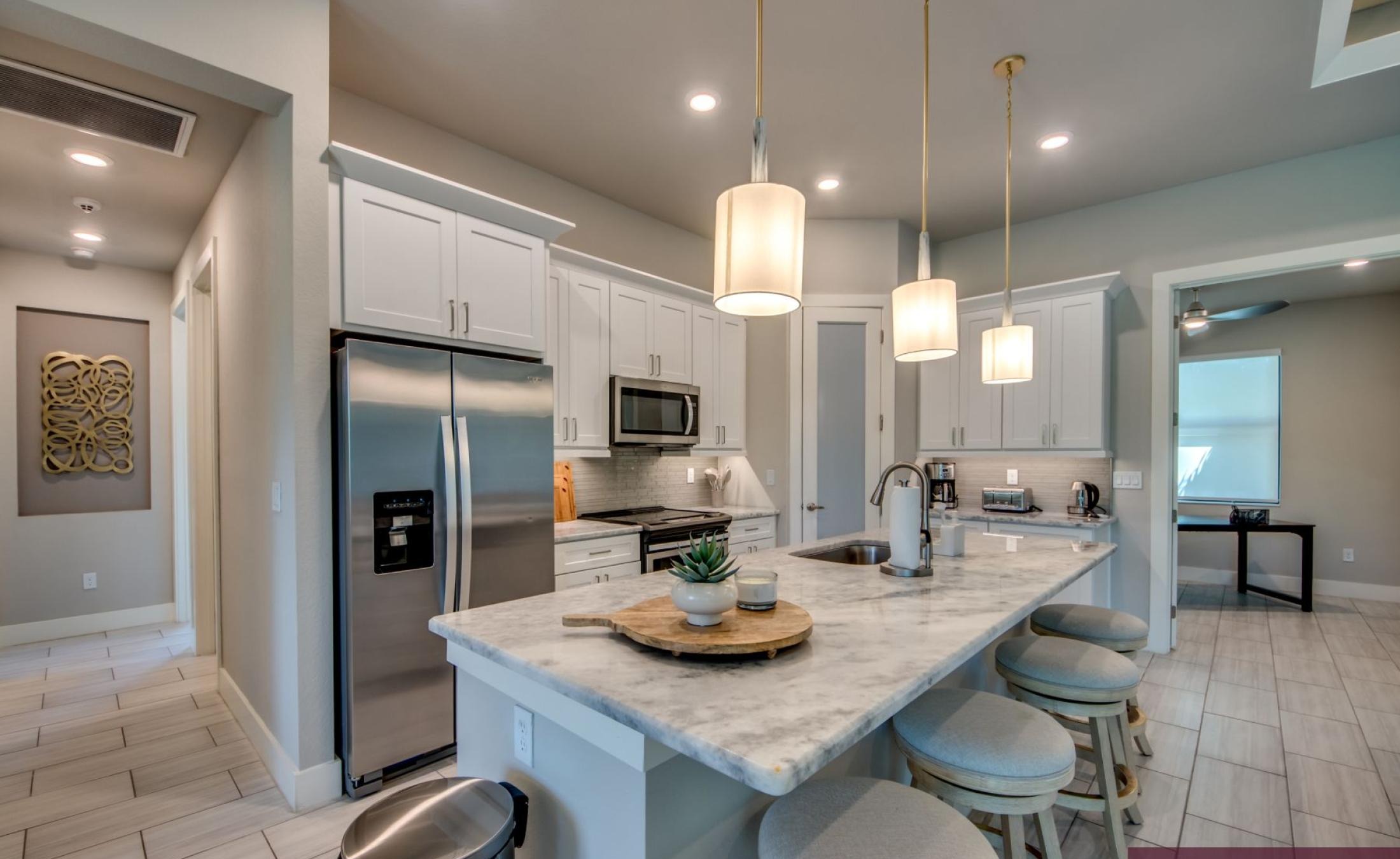 Modernes Wohnzimmer mit Sofa und Sitzbereich.