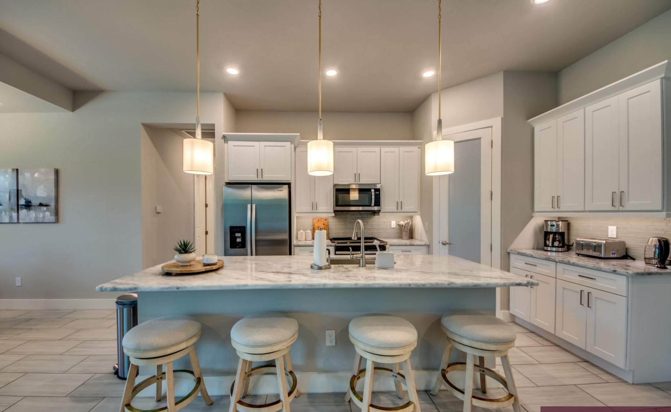 Modernes Wohnzimmer mit Sitzbereich und TV.