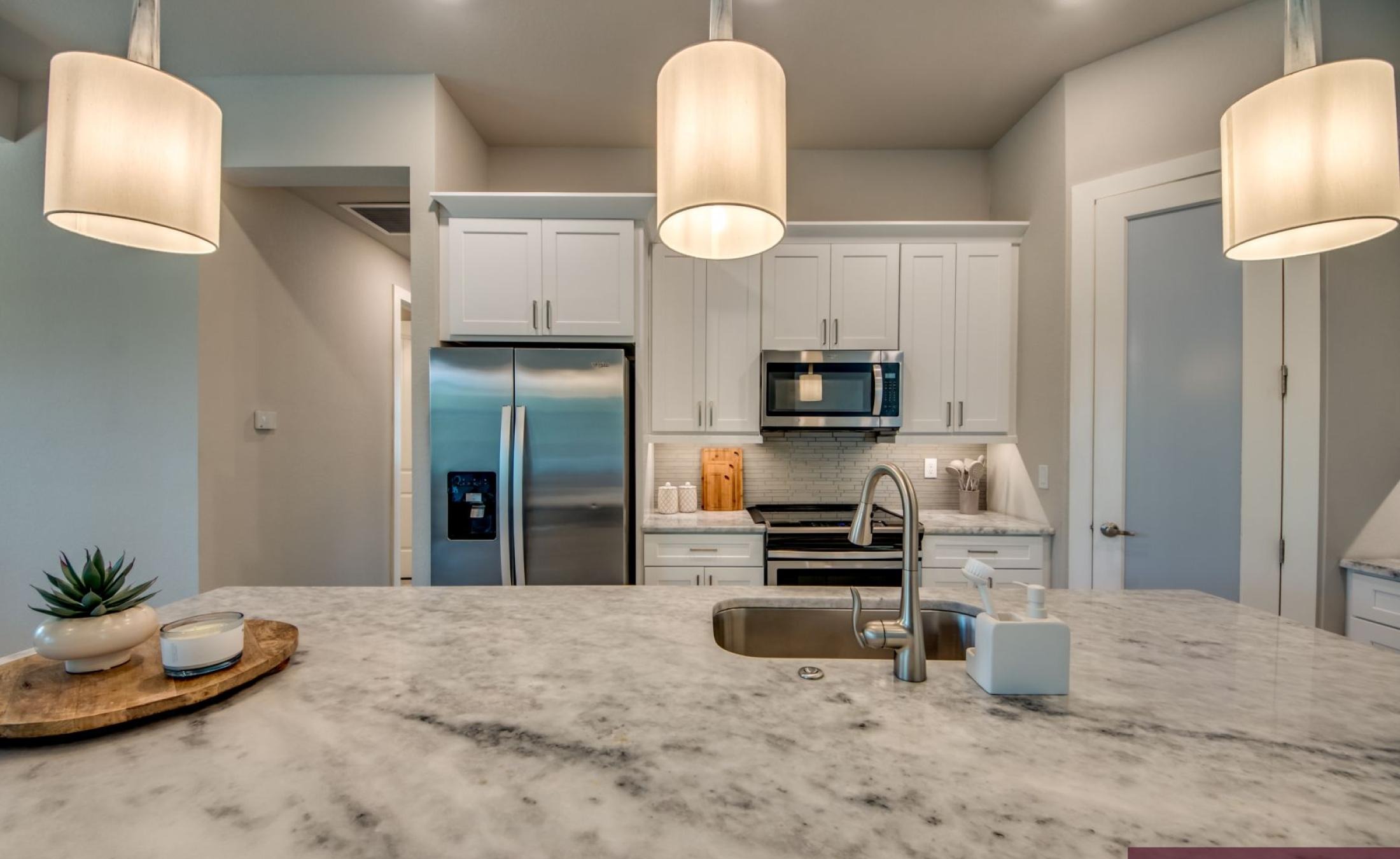 Modernes Wohnzimmer mit Sofa und TV in der Villa in Cape Coral.