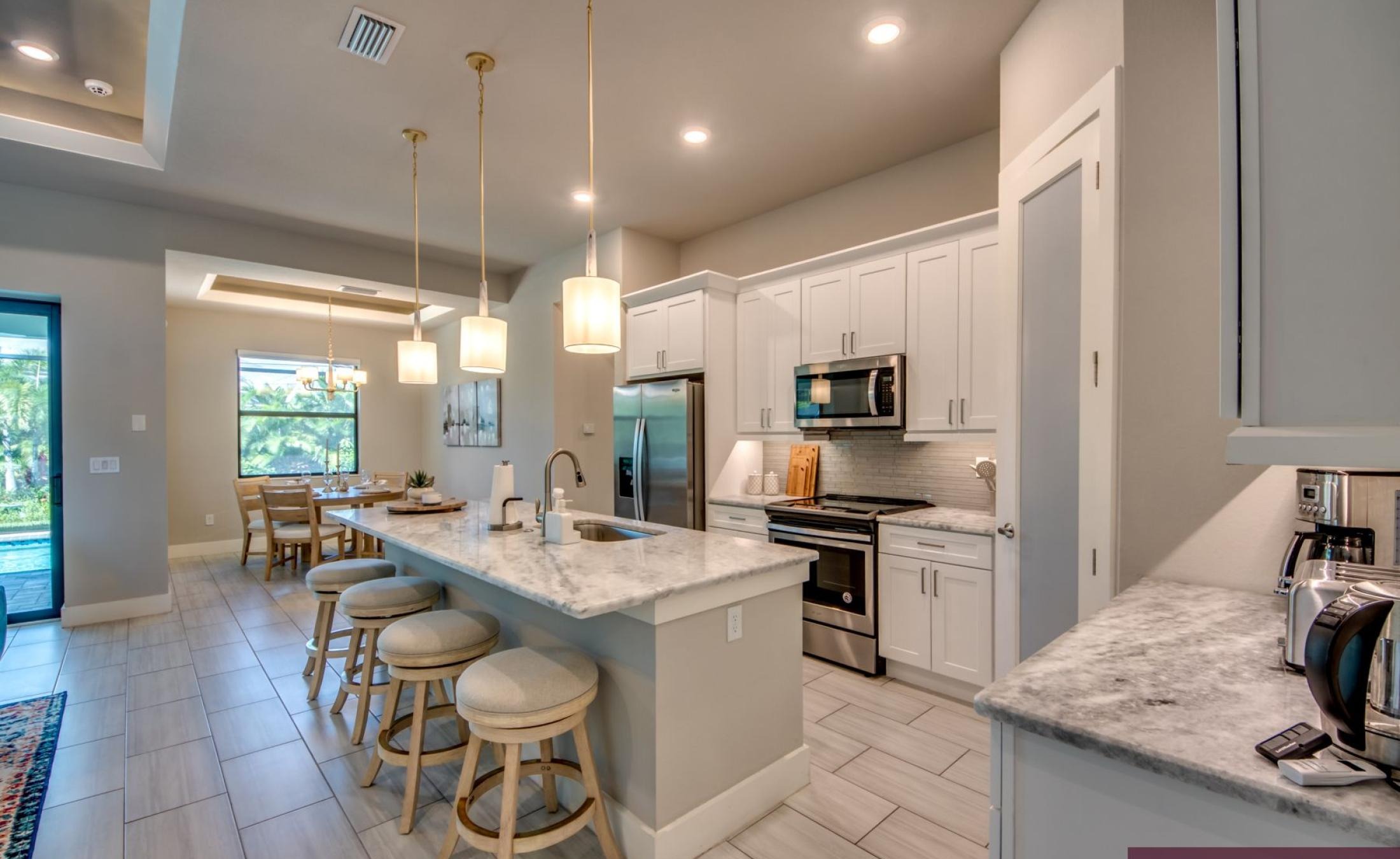 Modernes Wohnzimmer mit Sofa und TV