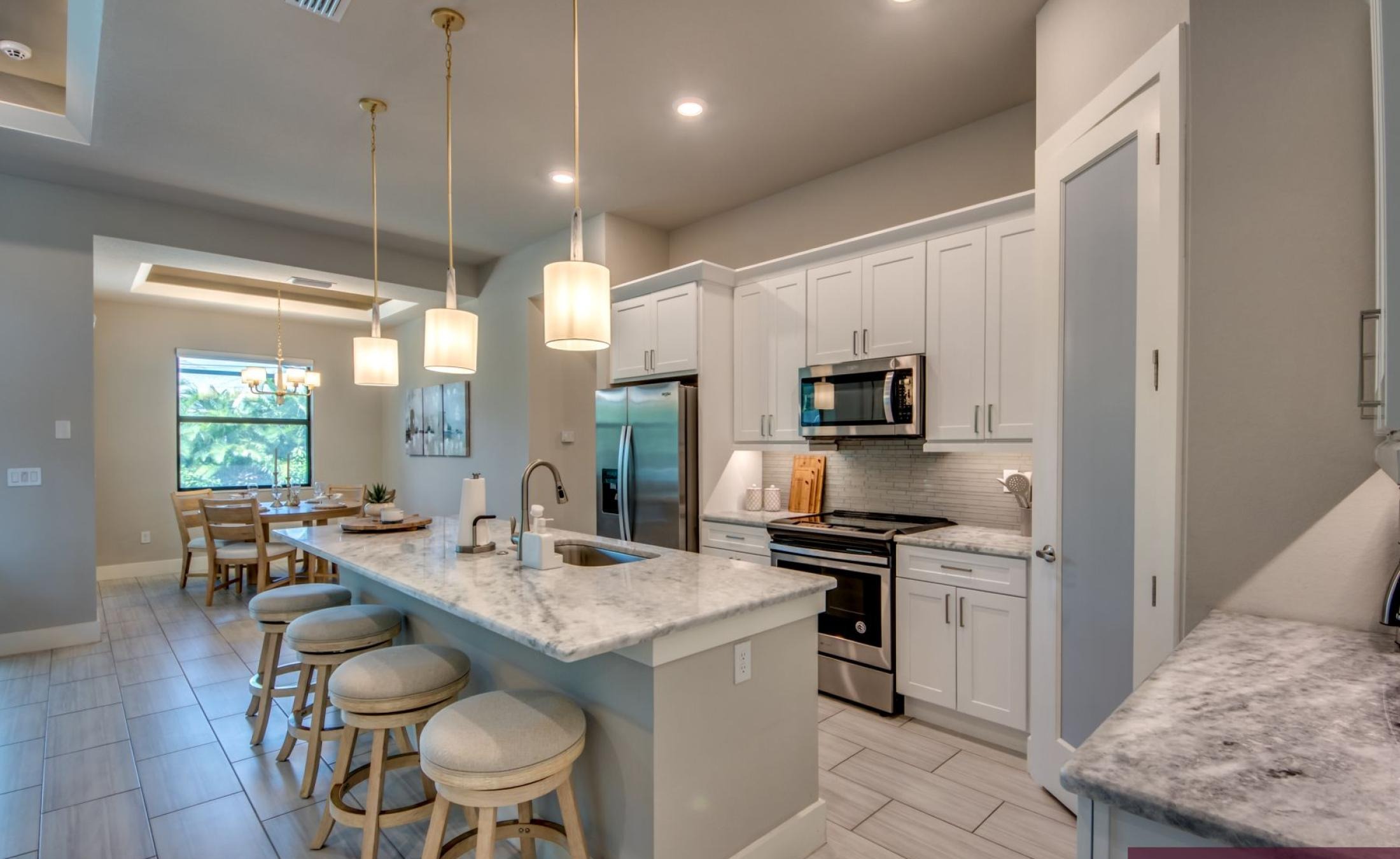 Modernes Wohnzimmer mit Sofa und TV