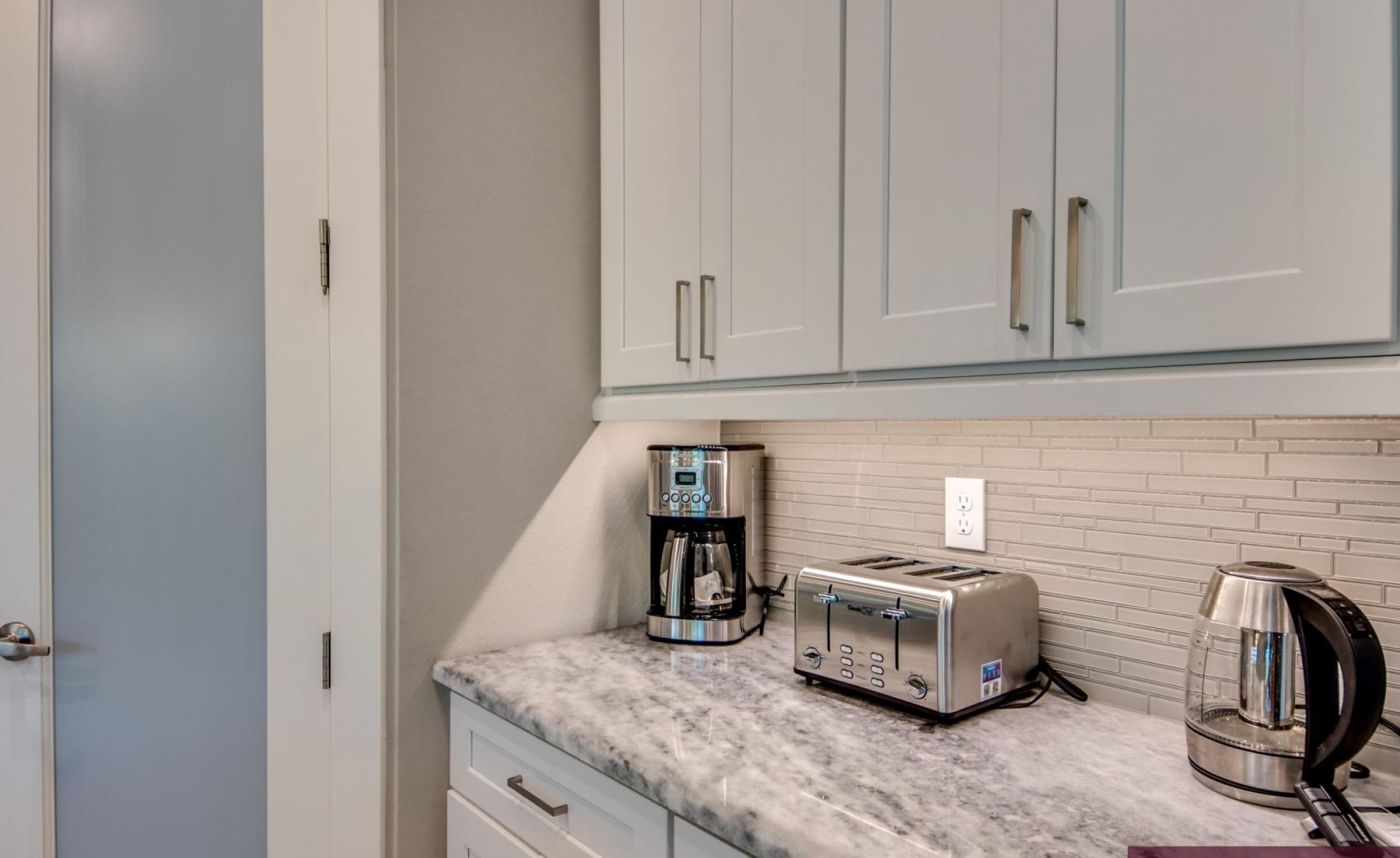 Modernes Wohnzimmer mit Sitzbereich und TV.