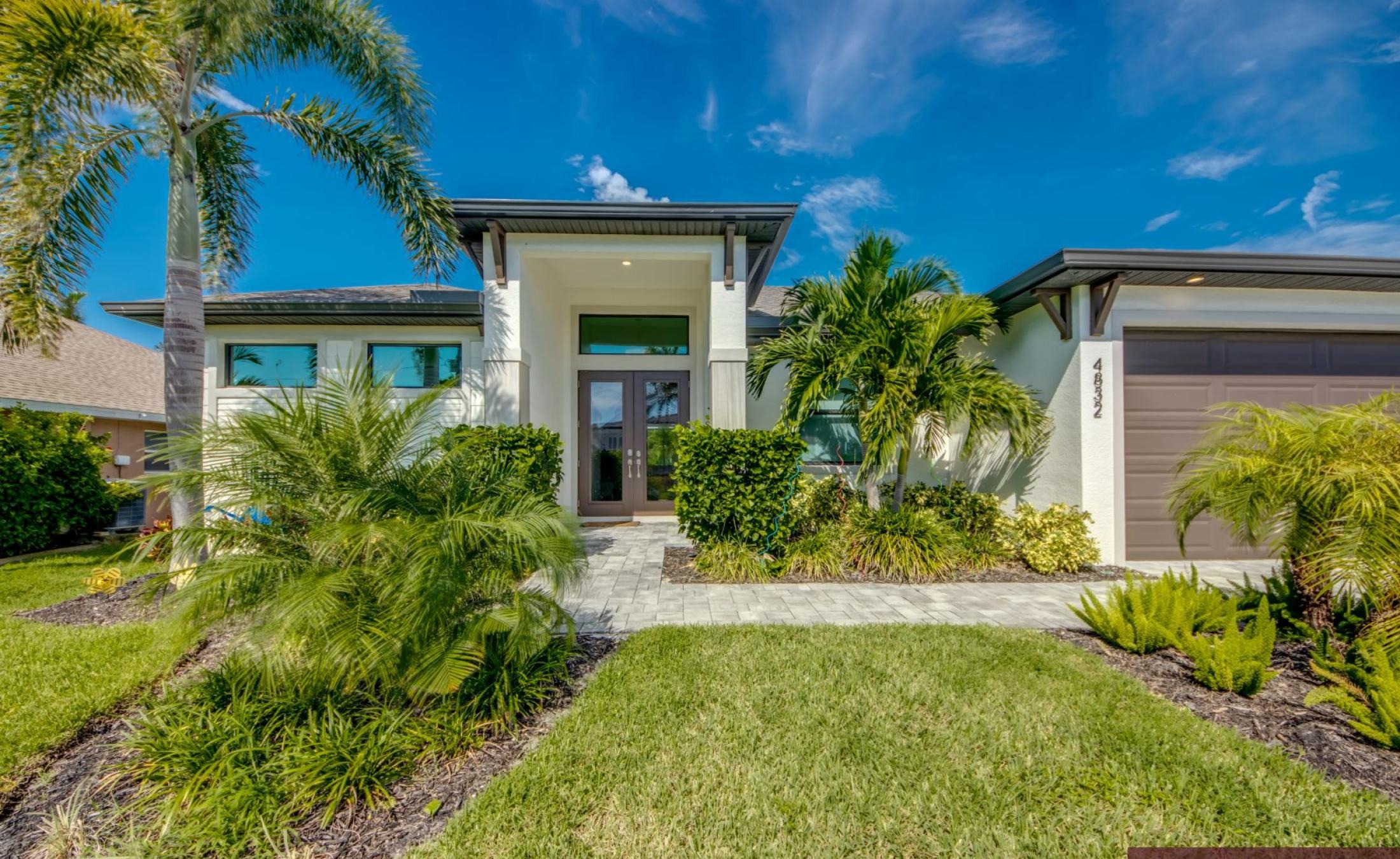 Moderne Villa in Cape Coral mit beheiztem Pool, Billardtisch und Fitnessraum.