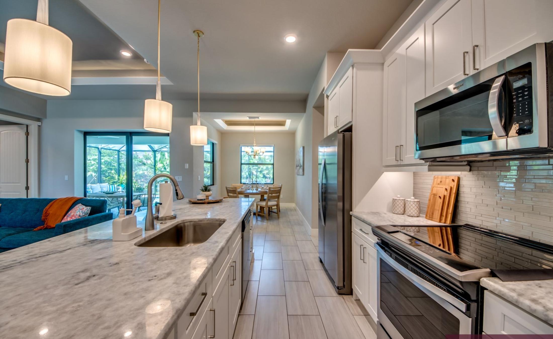Modernes Wohnzimmer mit Sofa und TV in der Villa in Cape Coral.
