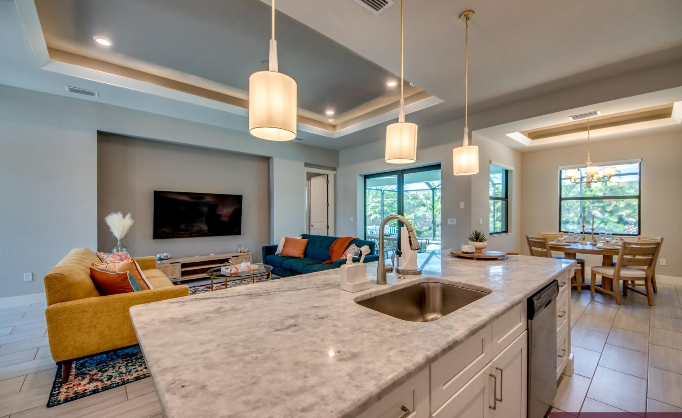 Moderner Wohnbereich mit Sofa und offenem Grundriss.