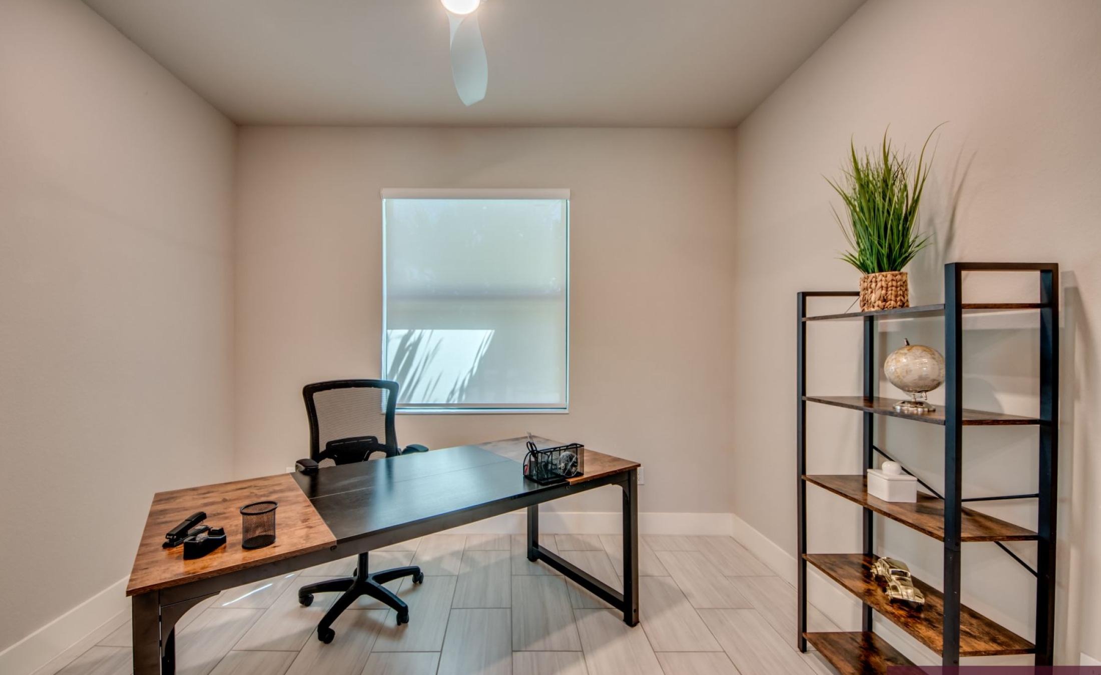Modernes Wohnzimmer mit Sofa und TV in der Villa in Cape Coral.