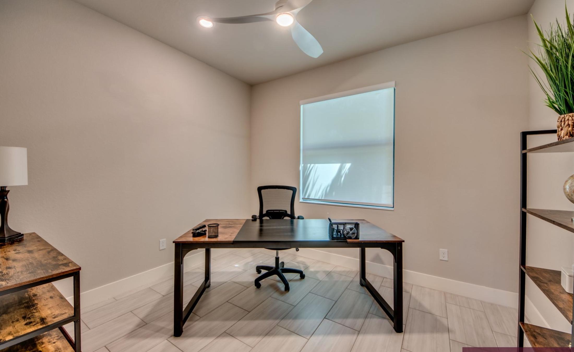 Modernes Wohnzimmer mit Sofa und TV in der Villa in Cape Coral.