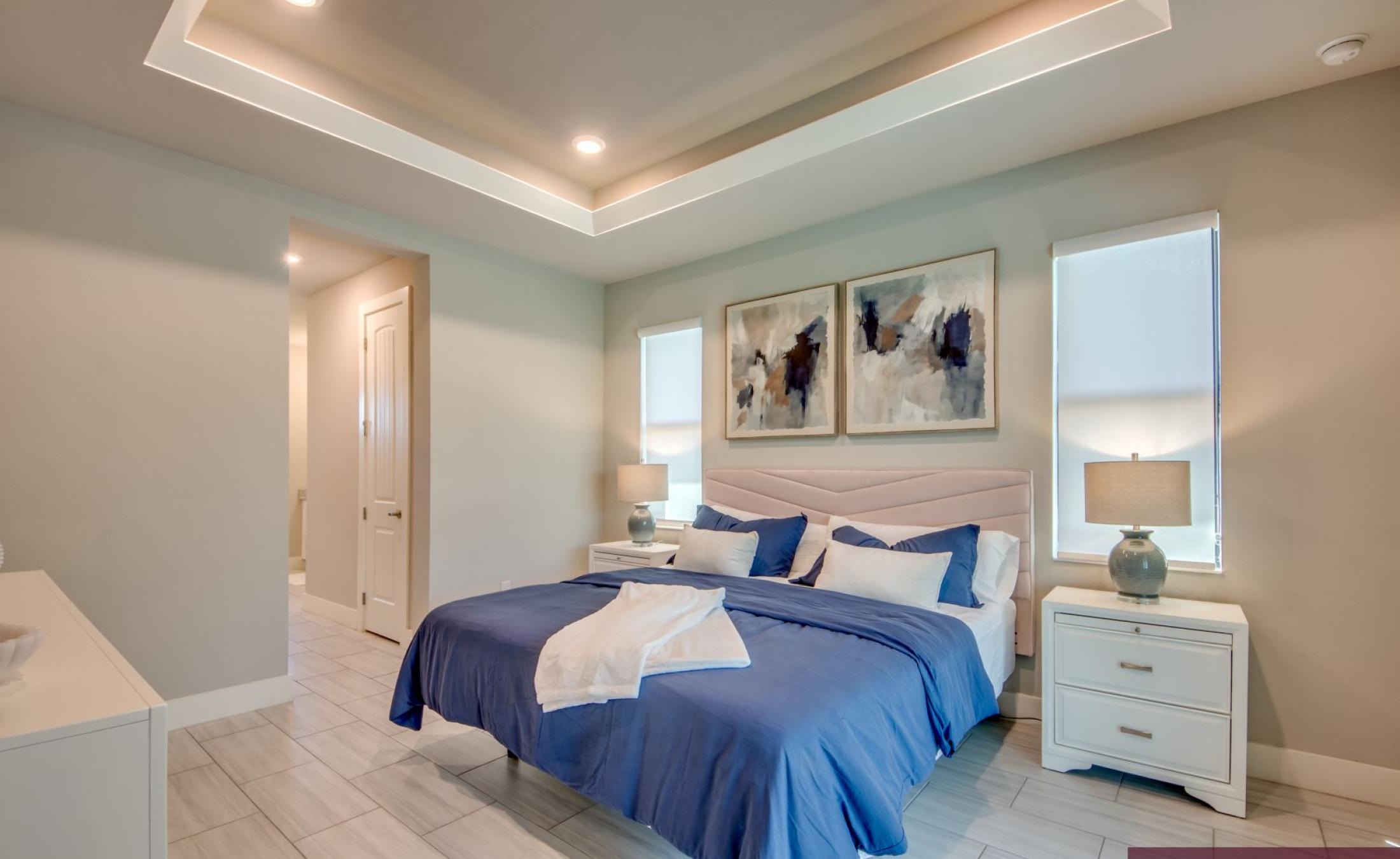 Modernes Wohnzimmer mit Sofa und Sitzbereich.