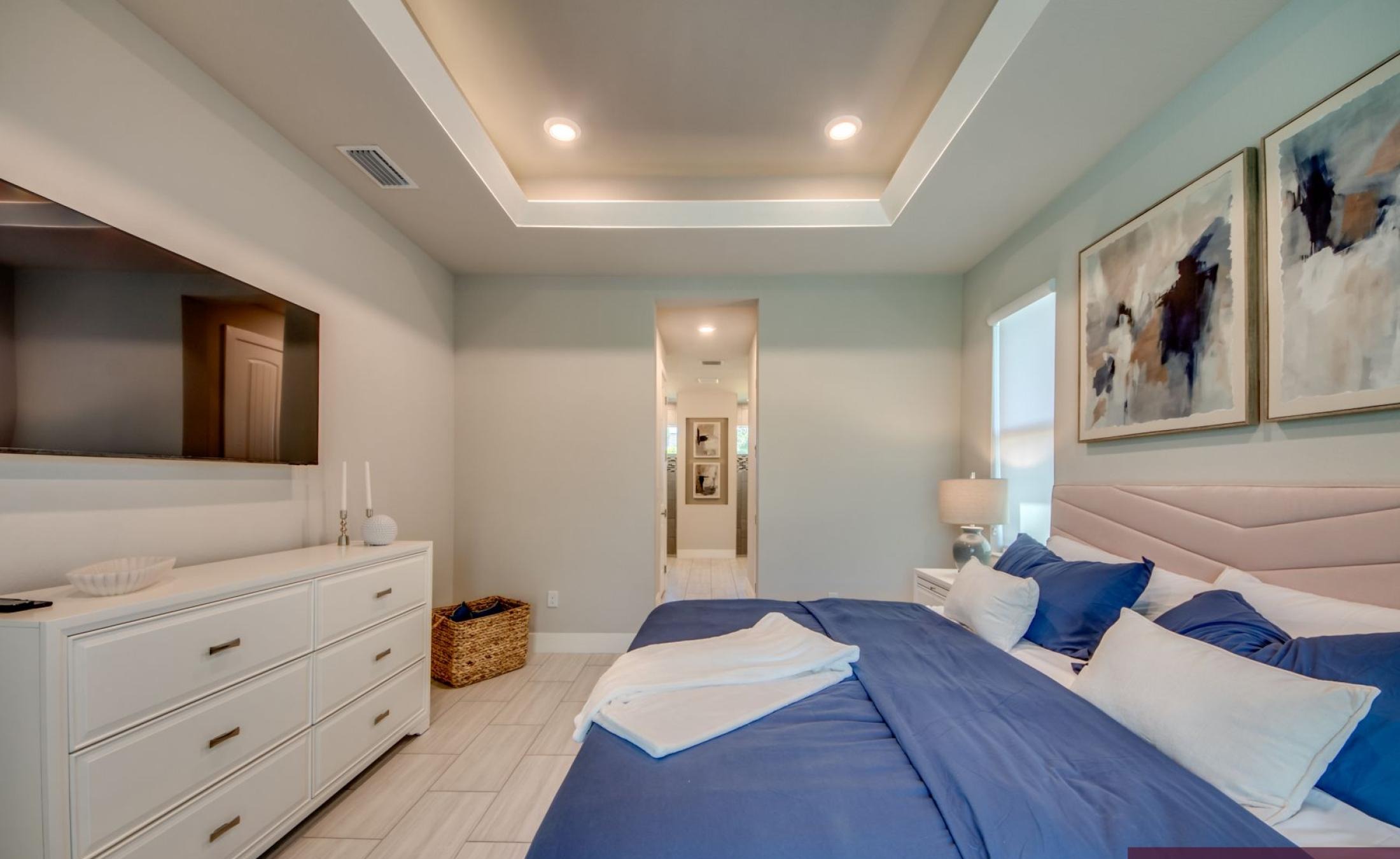 Modernes Wohnzimmer mit Sitzgruppe und TV