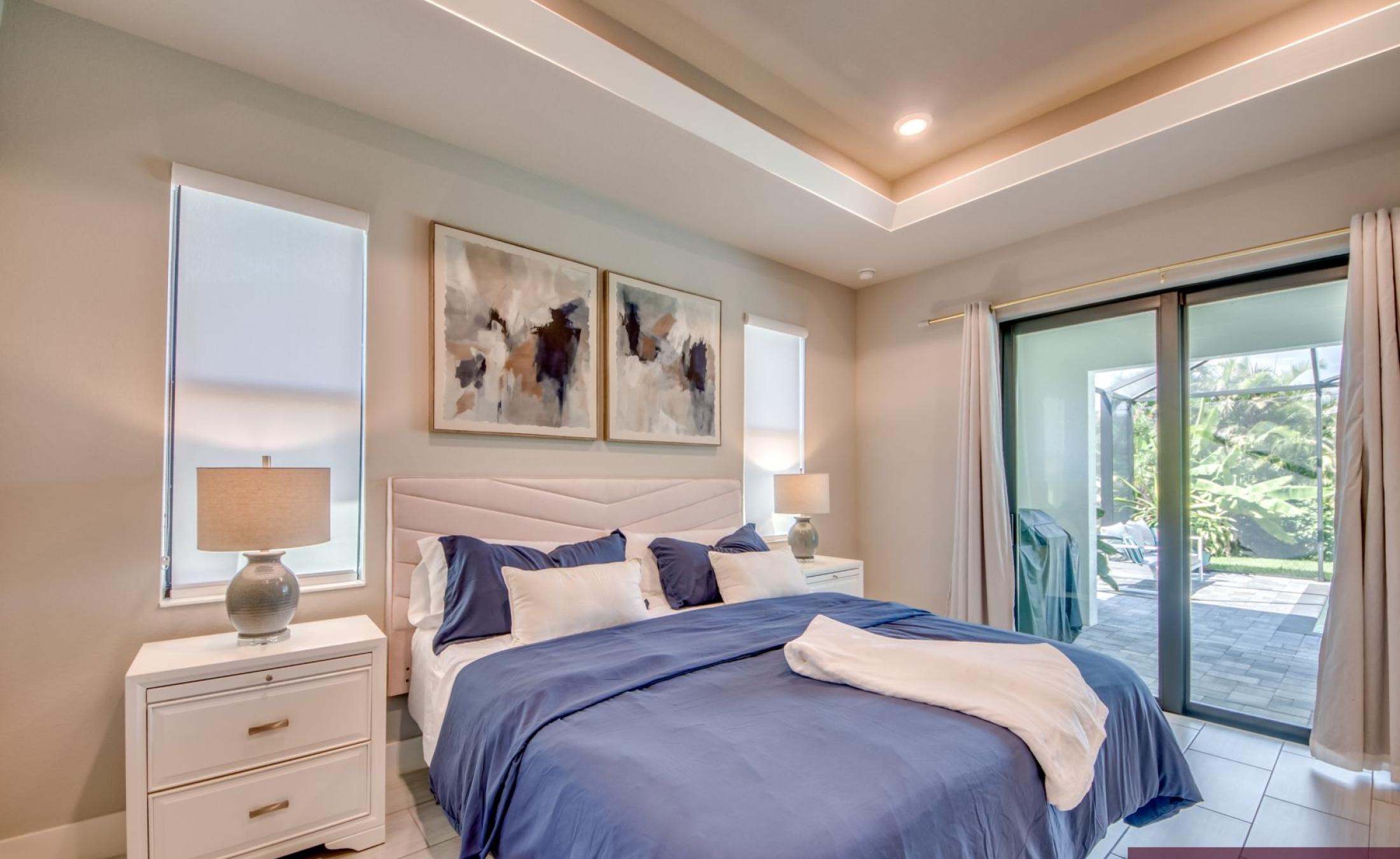 Modernes Wohnzimmer mit Sitzbereich und TV.