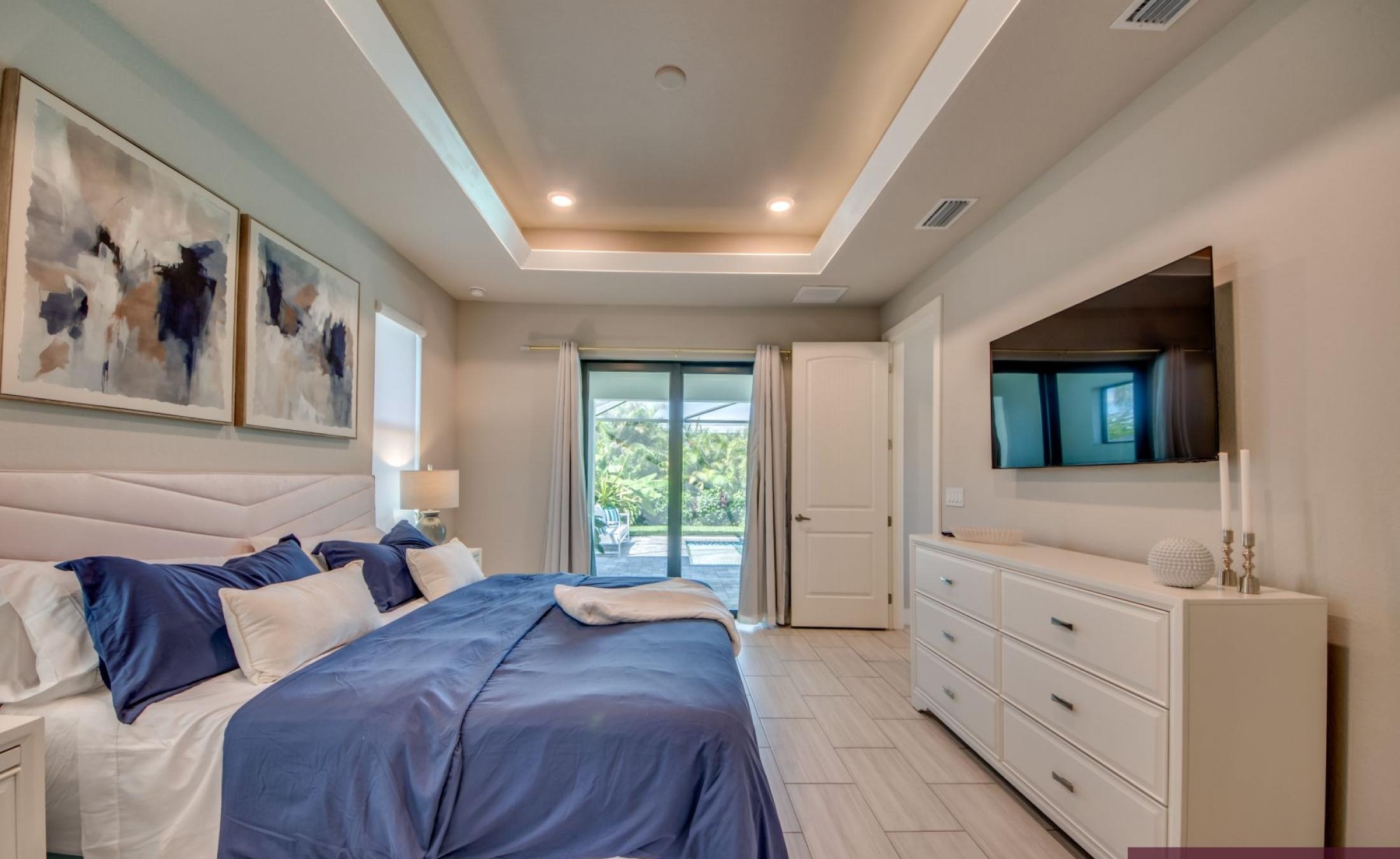 Modernes Wohnzimmer mit Sofa und TV-Bereich.