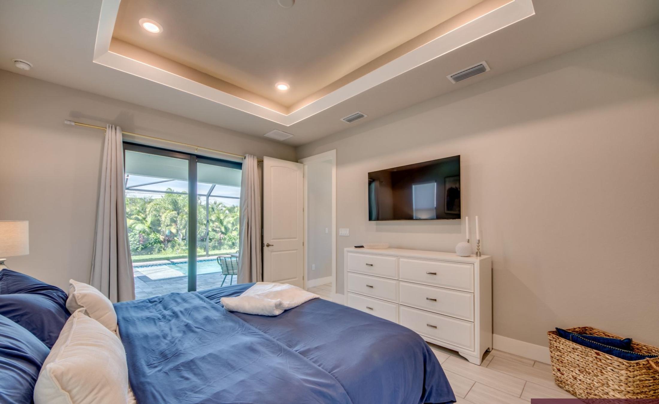 Modernes Wohnzimmer mit Sitzbereich in der Villa in Cape Coral.