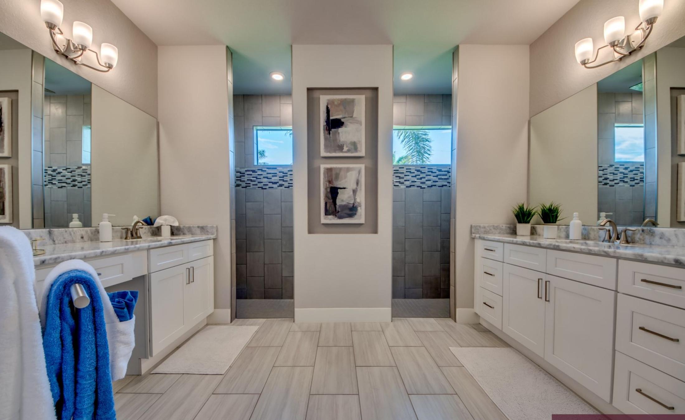 Modernes Wohnzimmer mit Sofa und TV in der Villa.