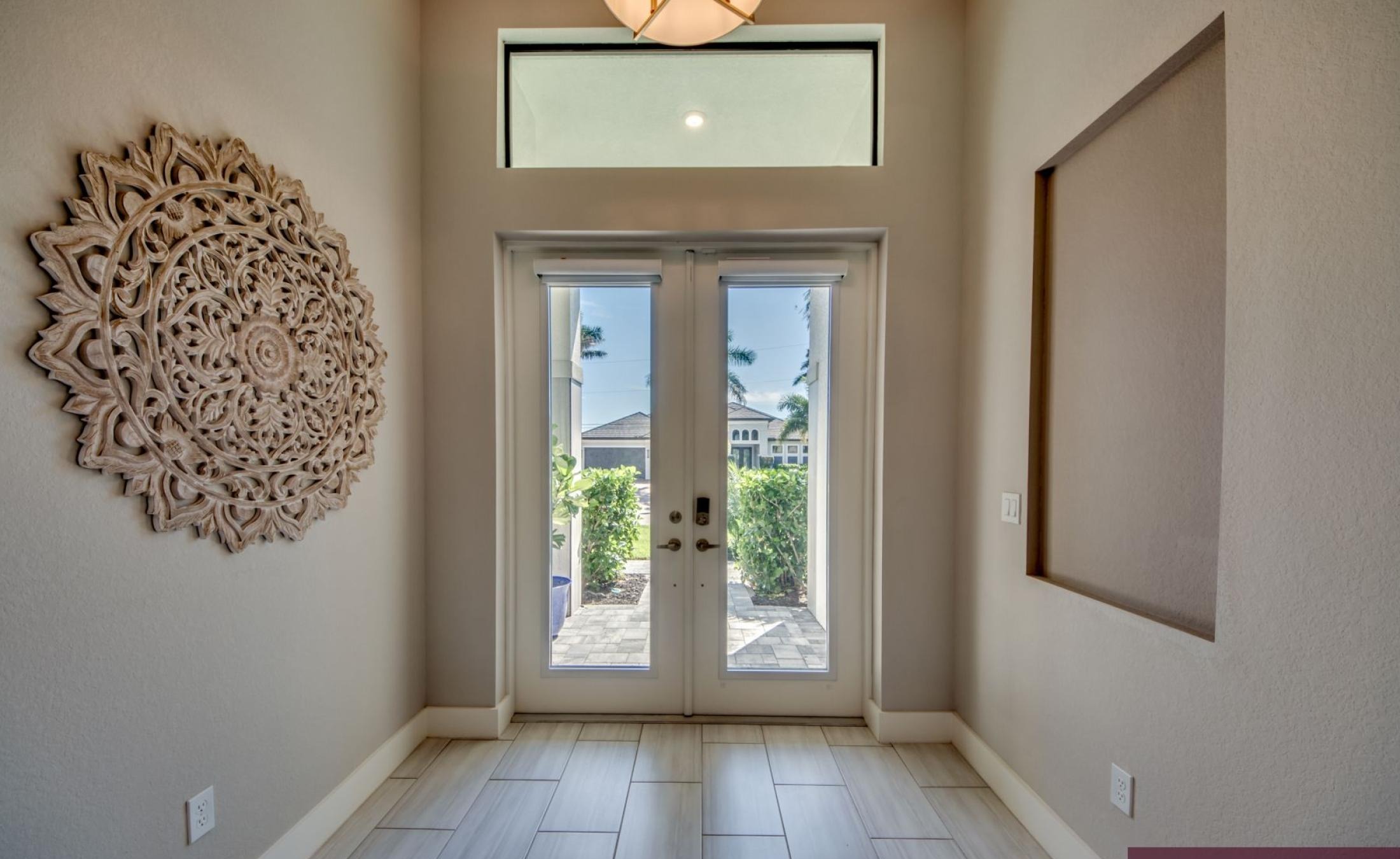 Modernes Wohnzimmer mit Sitzbereich und TV