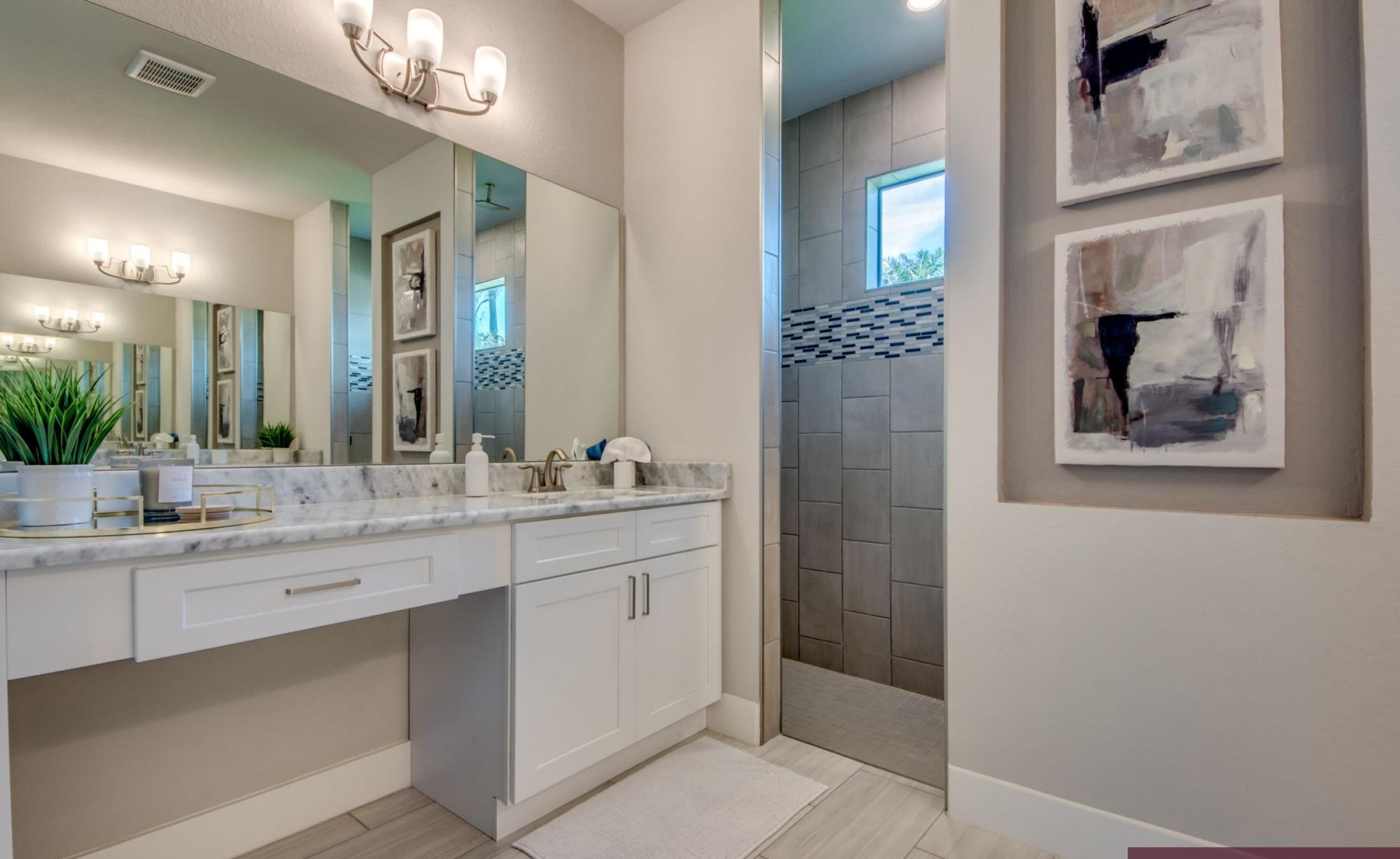 Modernes Wohnzimmer mit Sitzbereich und TV.