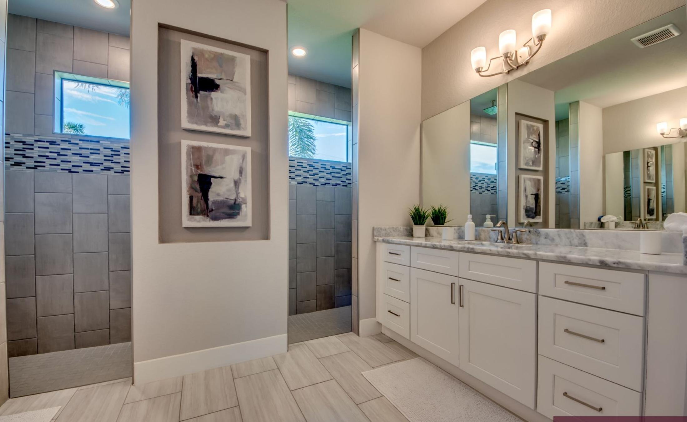 Modernes Wohnzimmer mit Sitzgruppe und TV