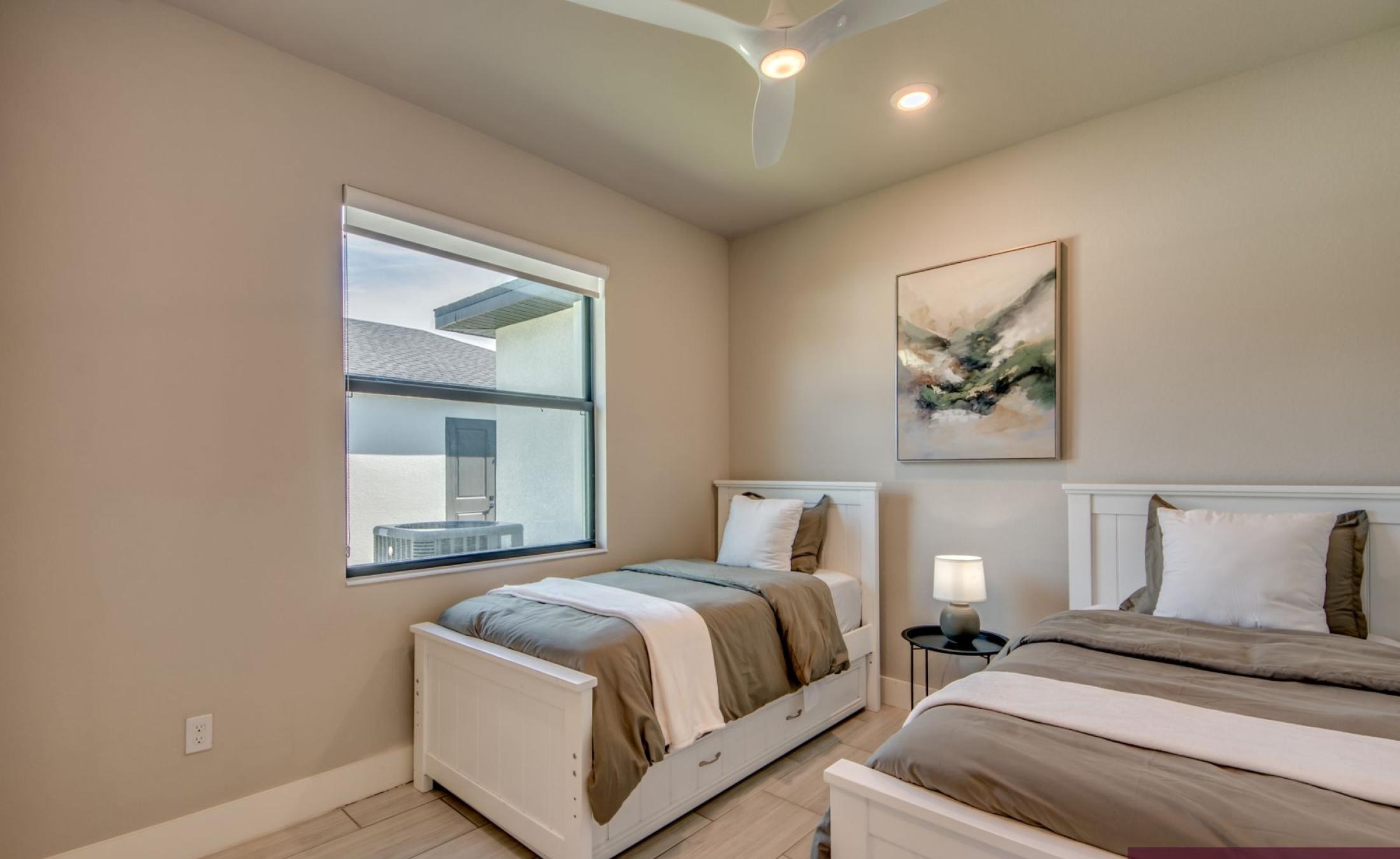 Modernes Wohnzimmer mit Sofa und TV in heller, offener Raumgestaltung.