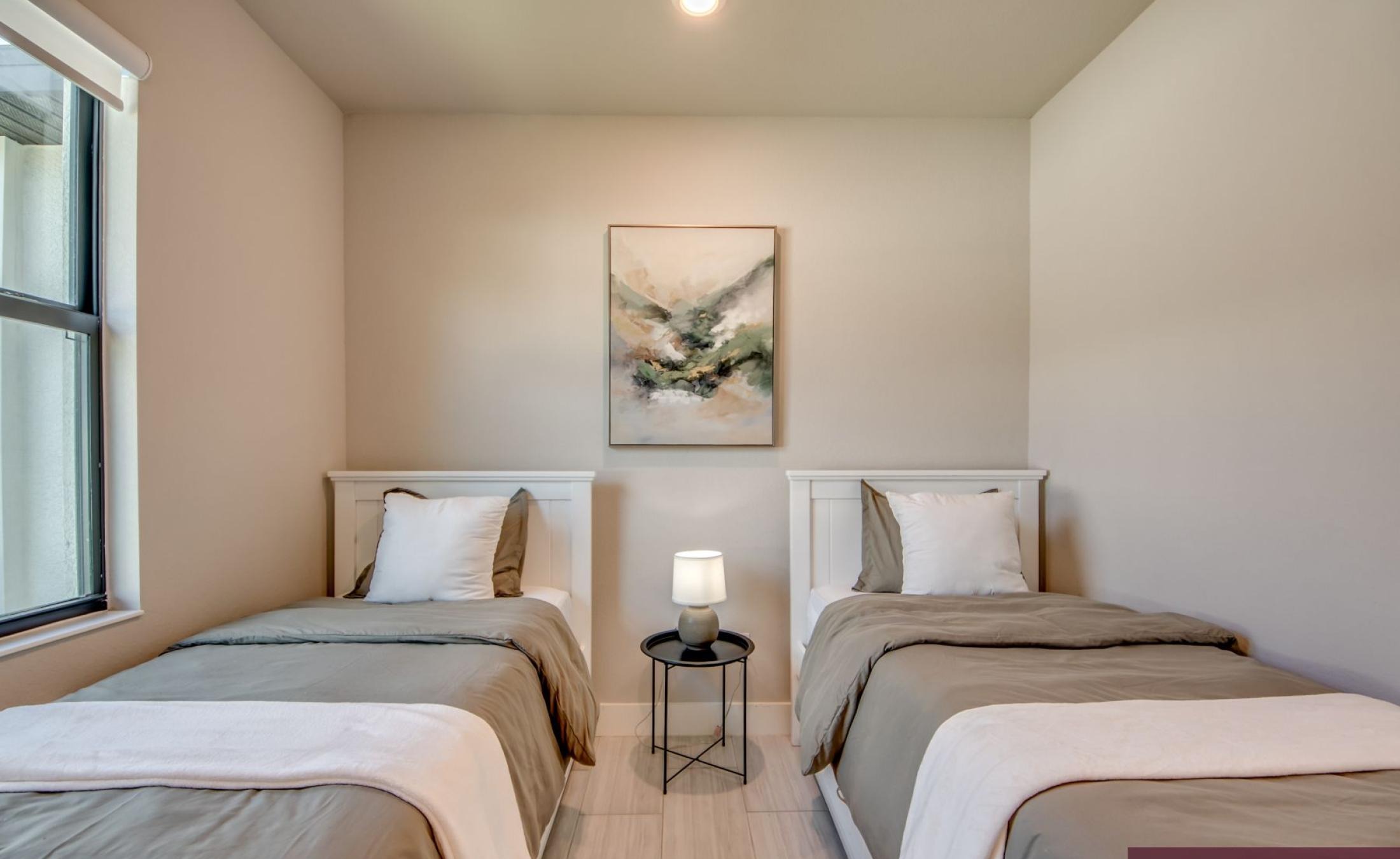 Modernes Wohnzimmer mit Sofa und TV in der Villa in Cape Coral.