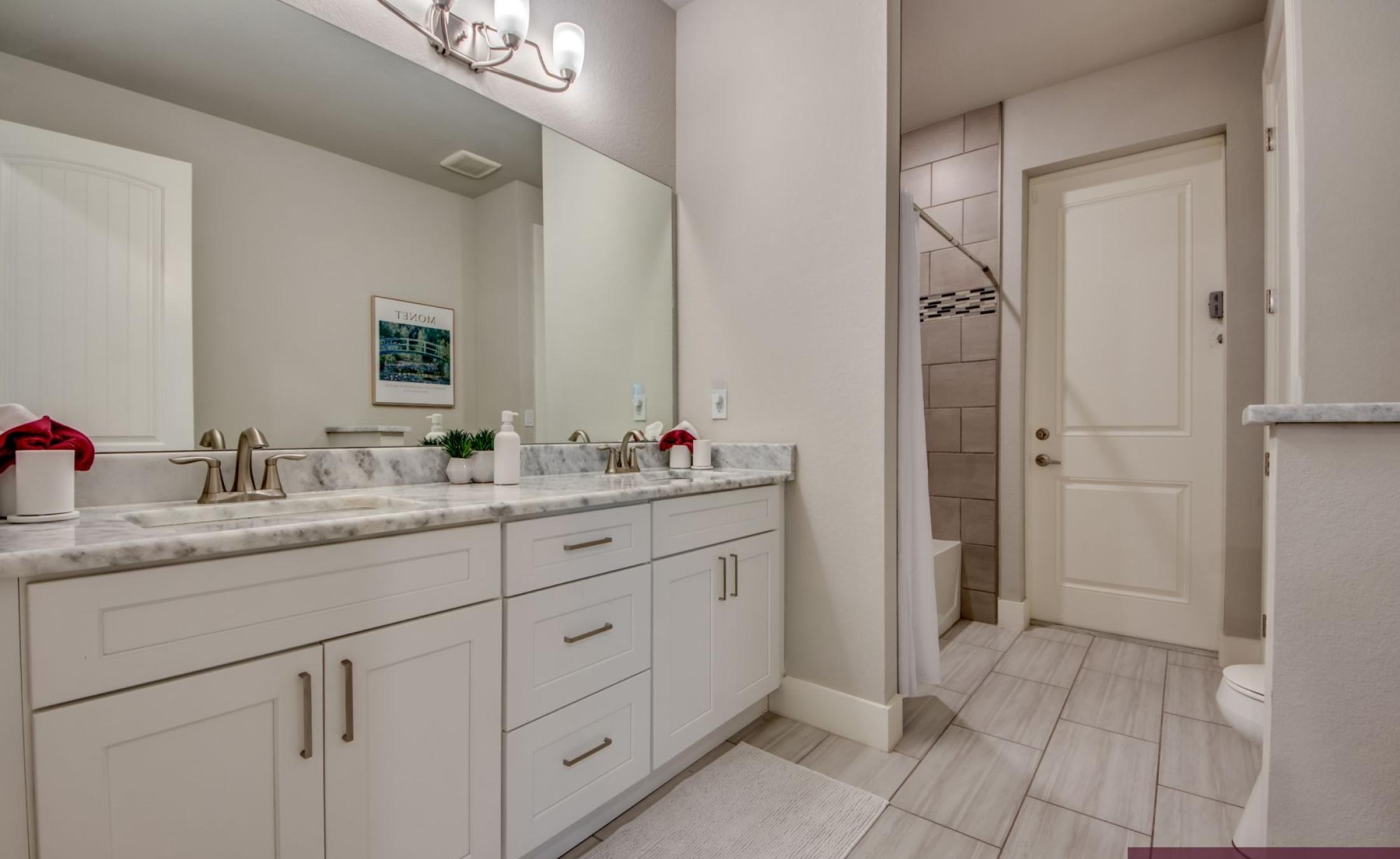 Modernes Wohnzimmer mit Sitzgruppe und TV.