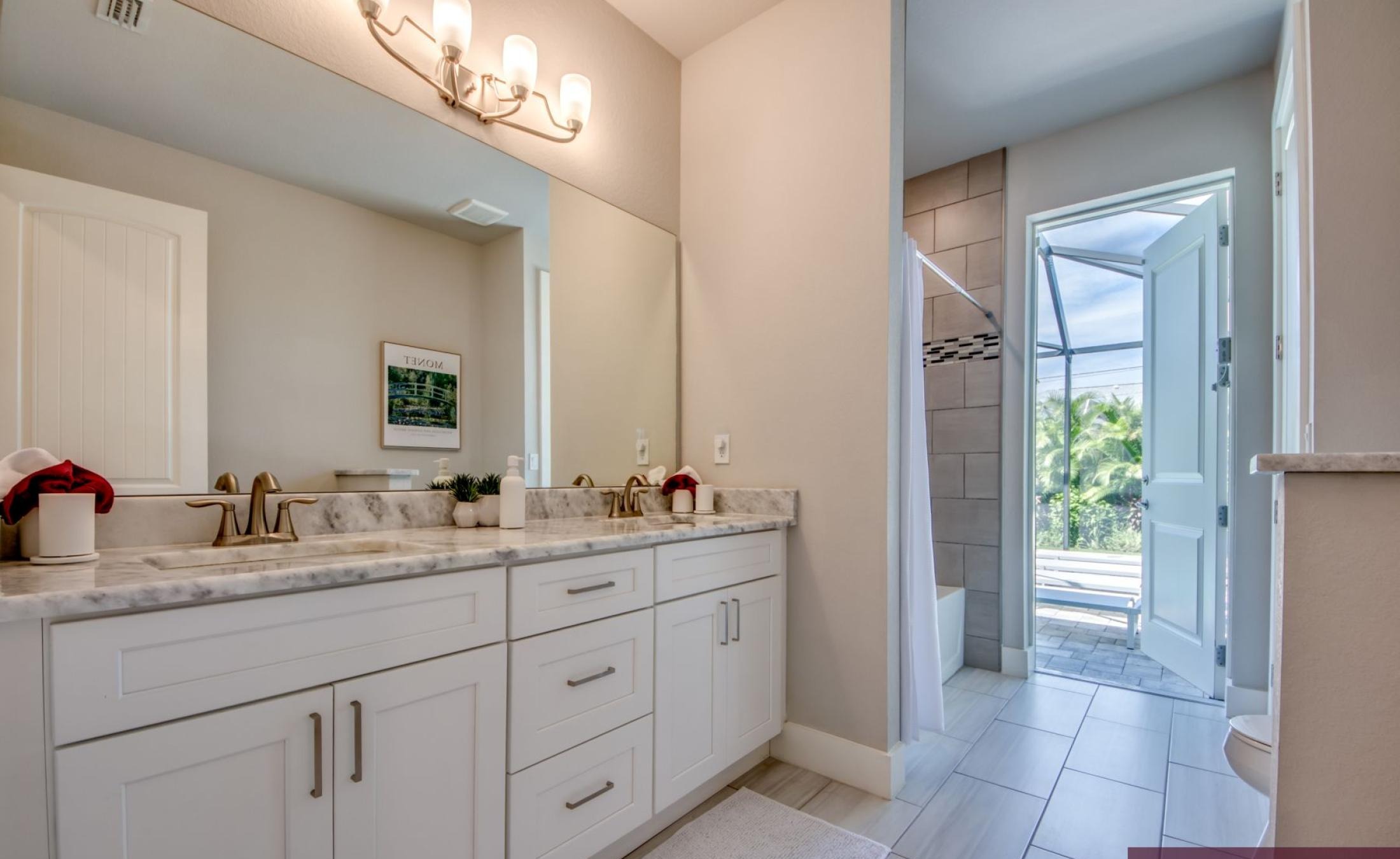 Heller Wohnbereich mit Sitzgruppe und moderner Einrichtung.