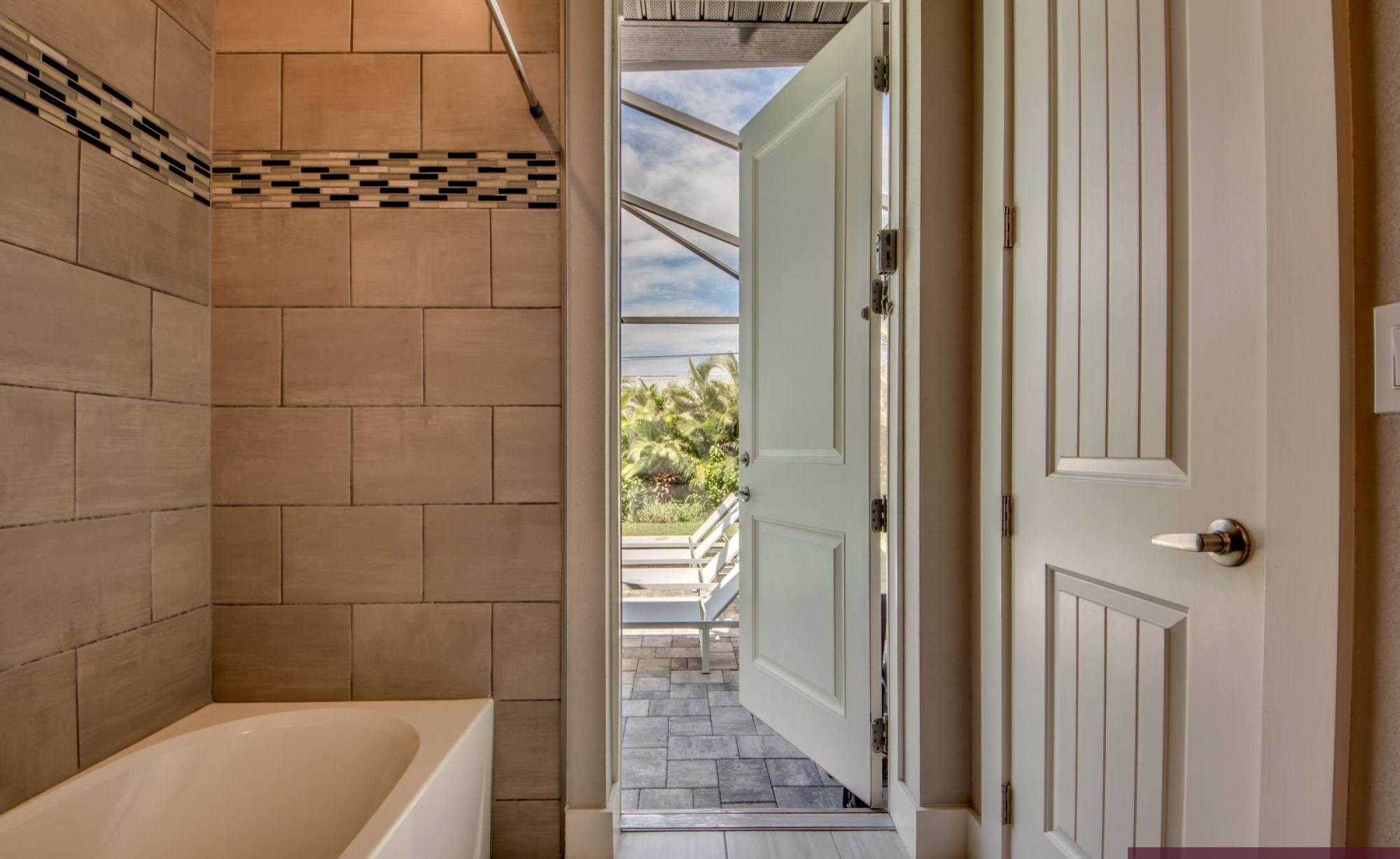 Modernes Wohnzimmer mit Sitzgruppe und TV.