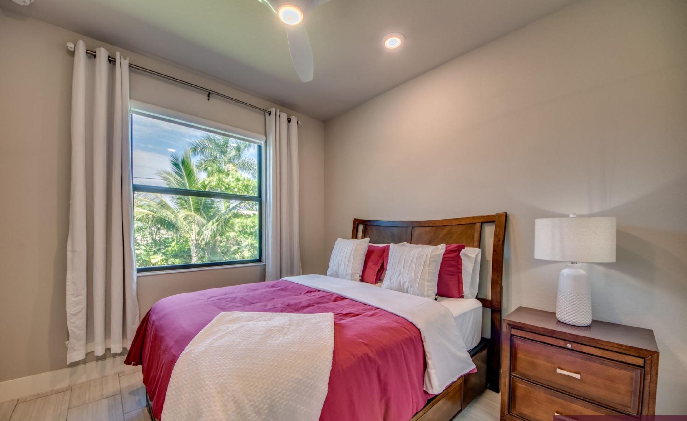 Modernes Wohnzimmer mit Sofa und TV-Bereich.