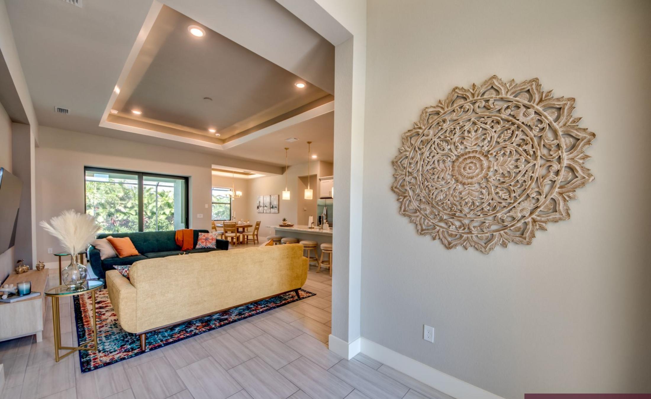 Modernes Wohnzimmer mit Sitzbereich und TV in der Villa in Cape Coral.