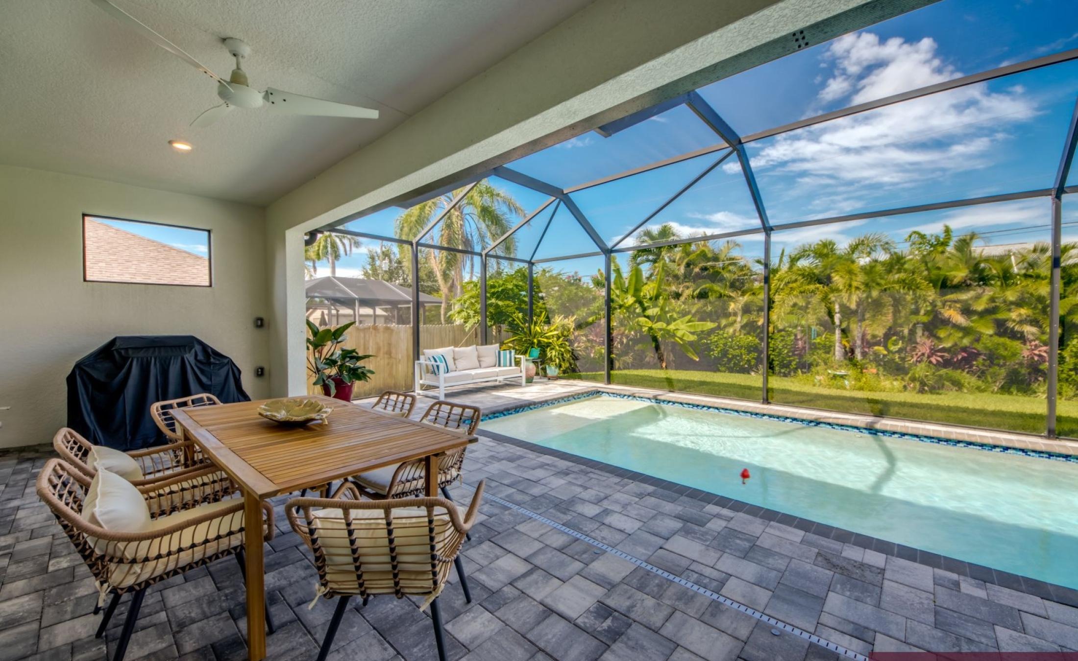 Modernes Wohnzimmer mit Sofa und TV in heller, offener Raumgestaltung.