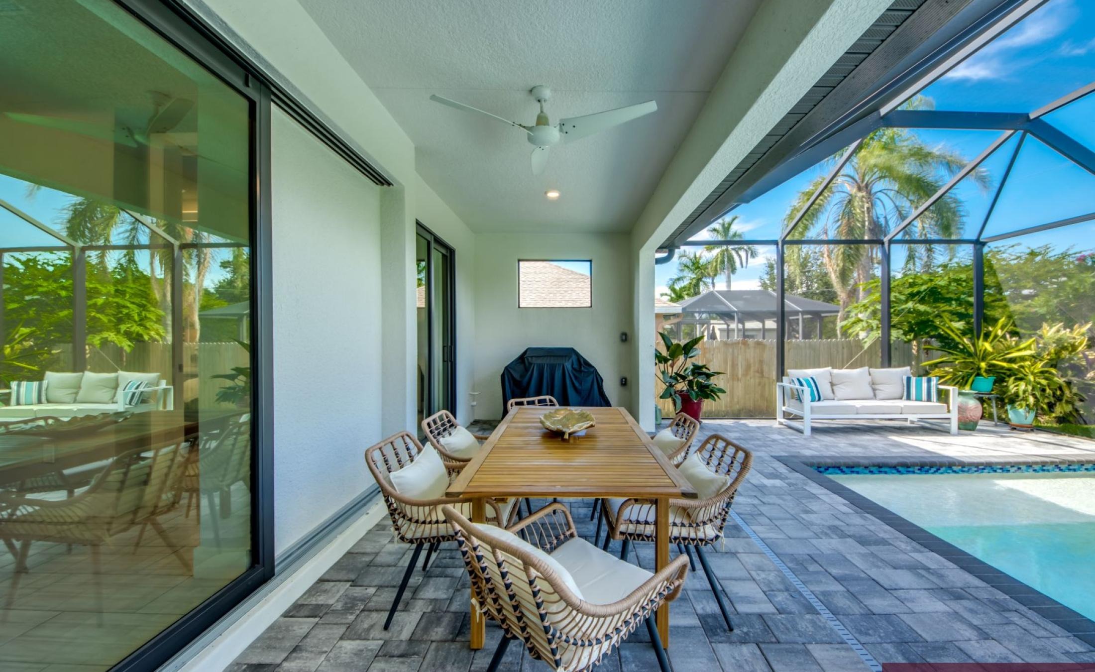 Modernes Wohnzimmer mit Sitzbereich und TV