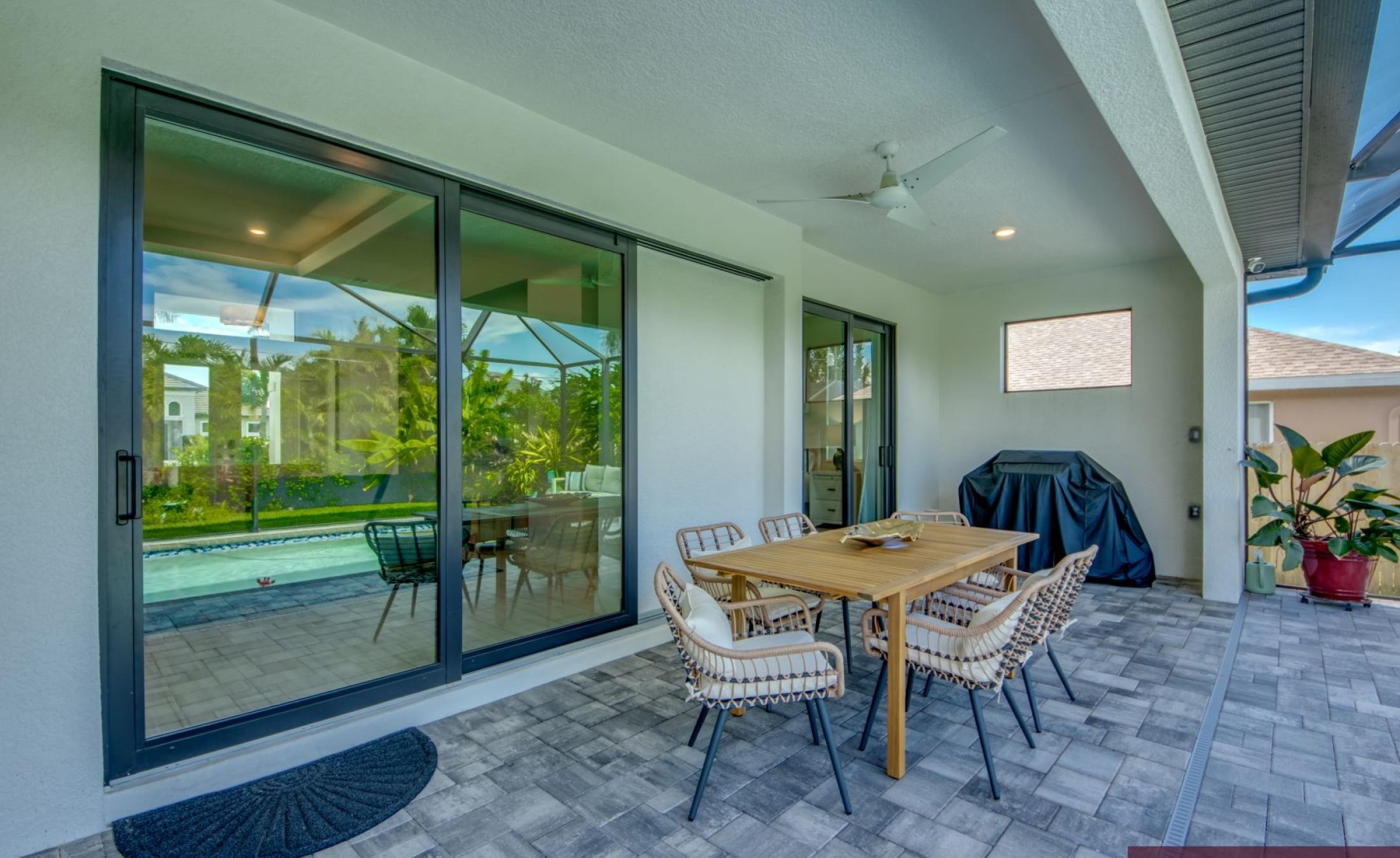 Modernes Wohnzimmer mit Sofa und Sitzbereich