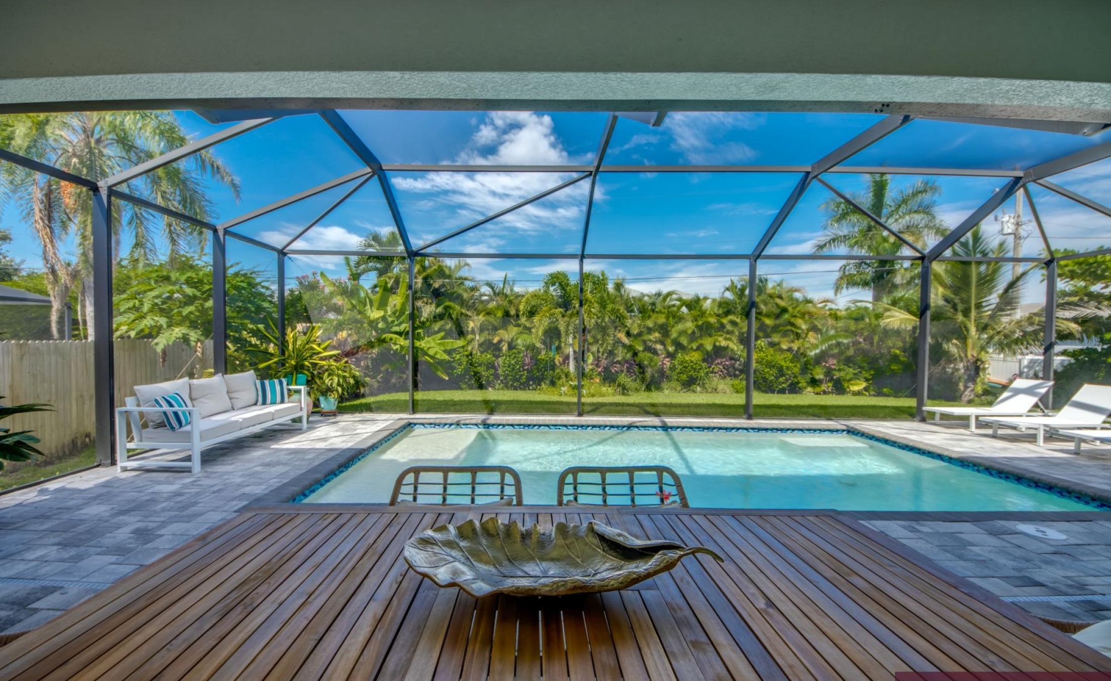 Modernes Wohnzimmer mit Sofa und TV