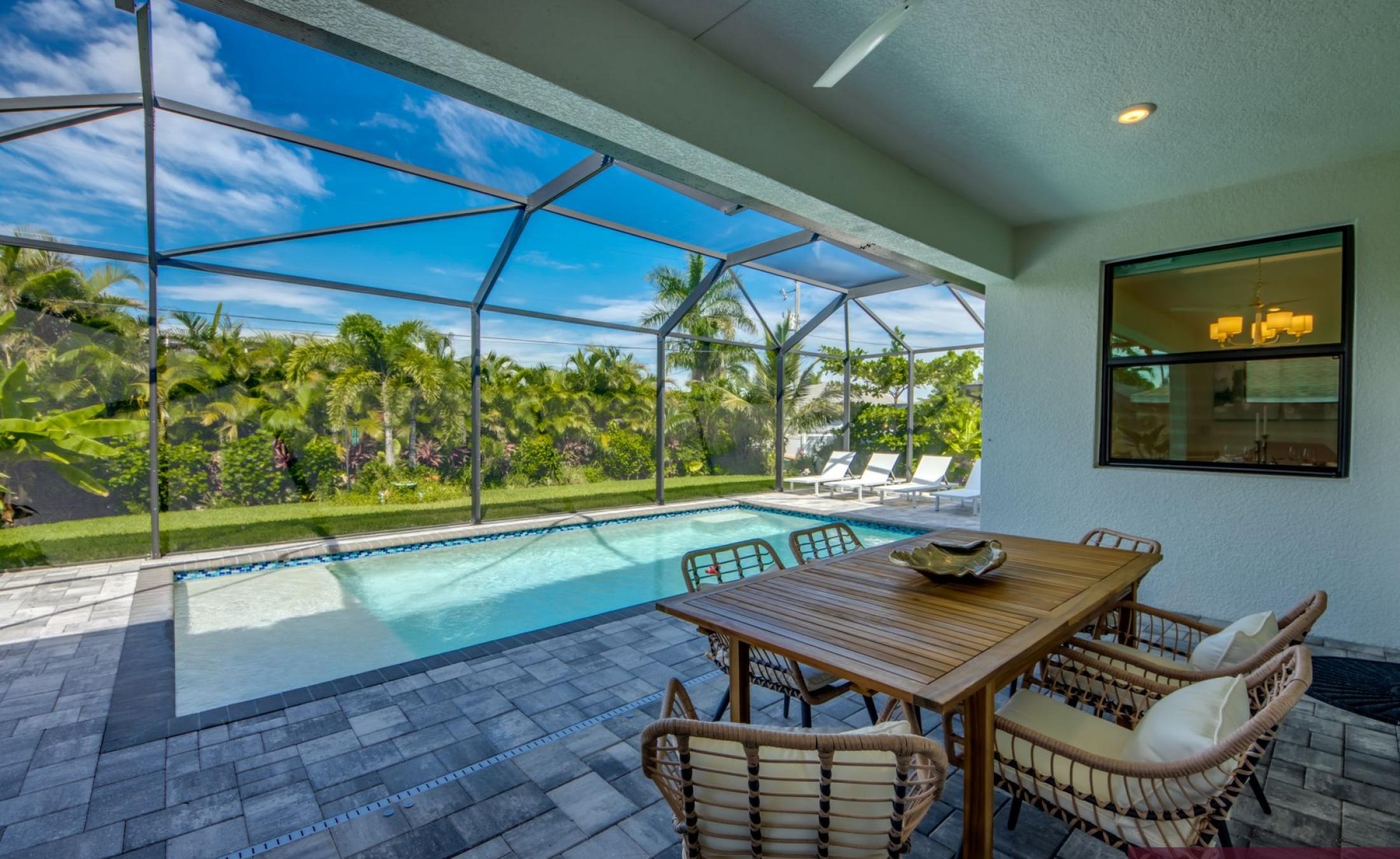 Modernes Wohnzimmer mit gemütlicher Sitzgruppe und TV.