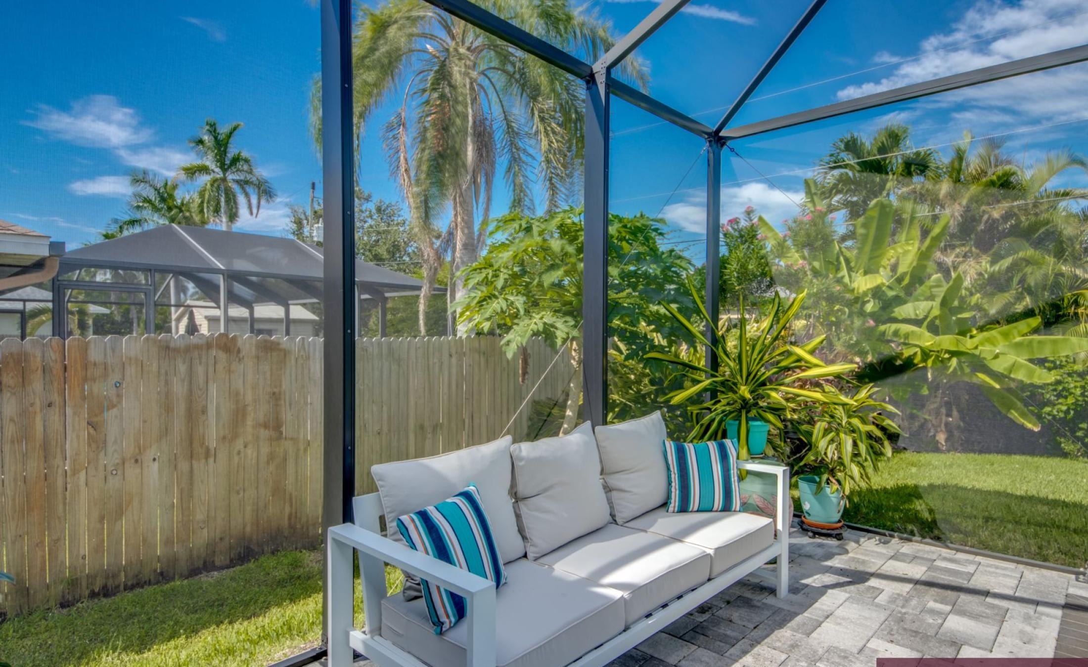 Modernes Wohnzimmer mit Sofa und TV in der Villa in Cape Coral.