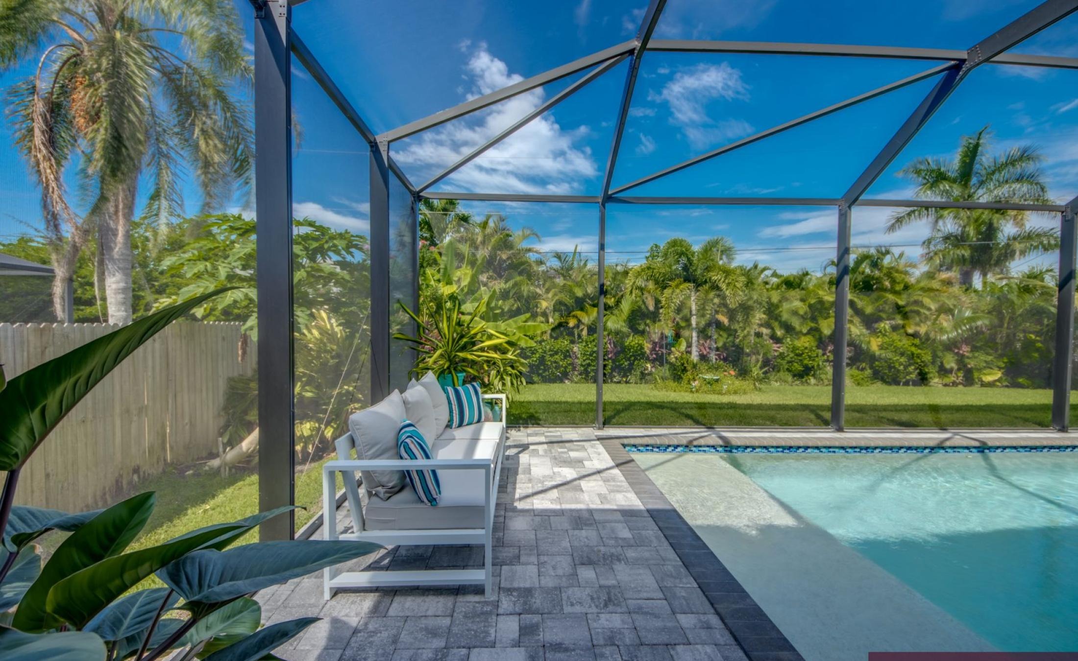 Moderner Wohnbereich mit Sofa und offener Raumgestaltung