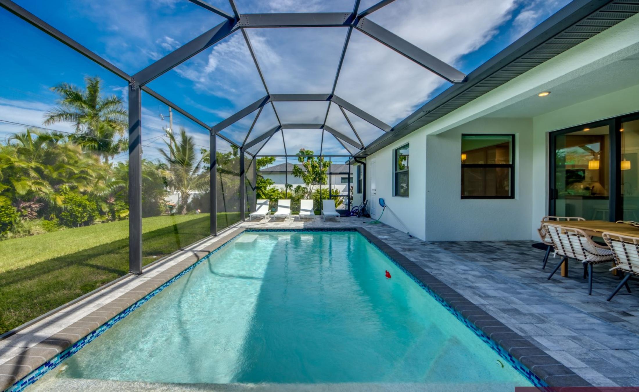 Moderner Wohnbereich mit Sofa und offener Raumgestaltung.