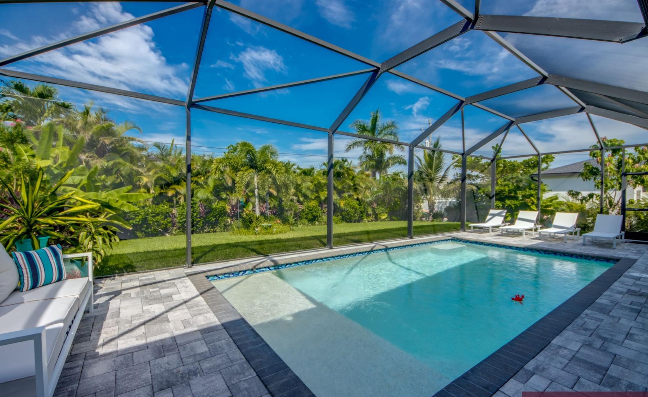 Modernes Wohnzimmer mit Sitzbereich und TV.