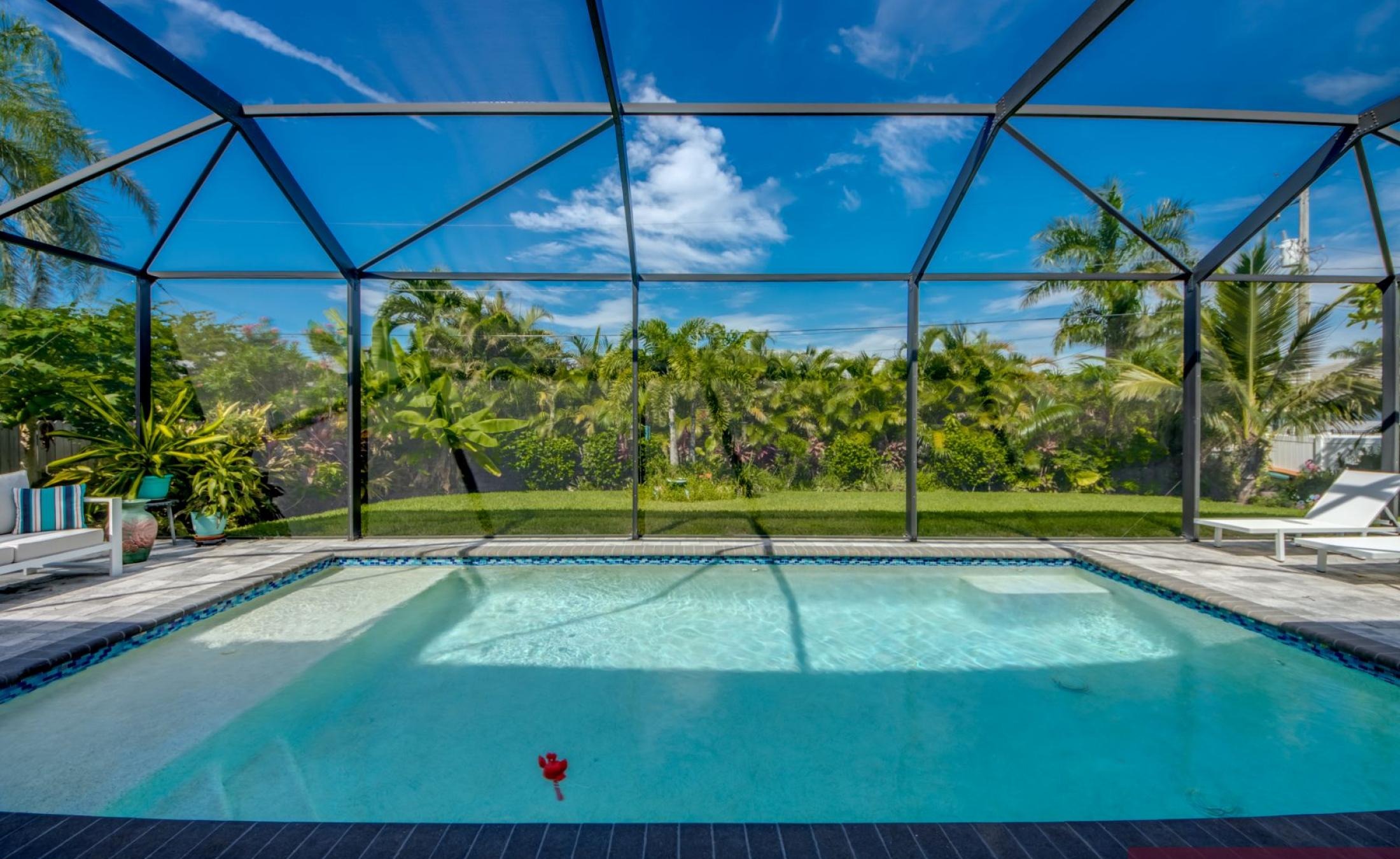 Modernes Wohnzimmer mit gemütlicher Sitzgruppe und TV.