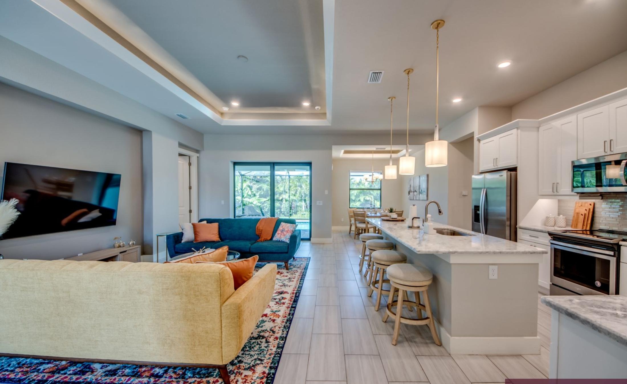 Modernes Wohnzimmer mit Sitzgruppe und TV