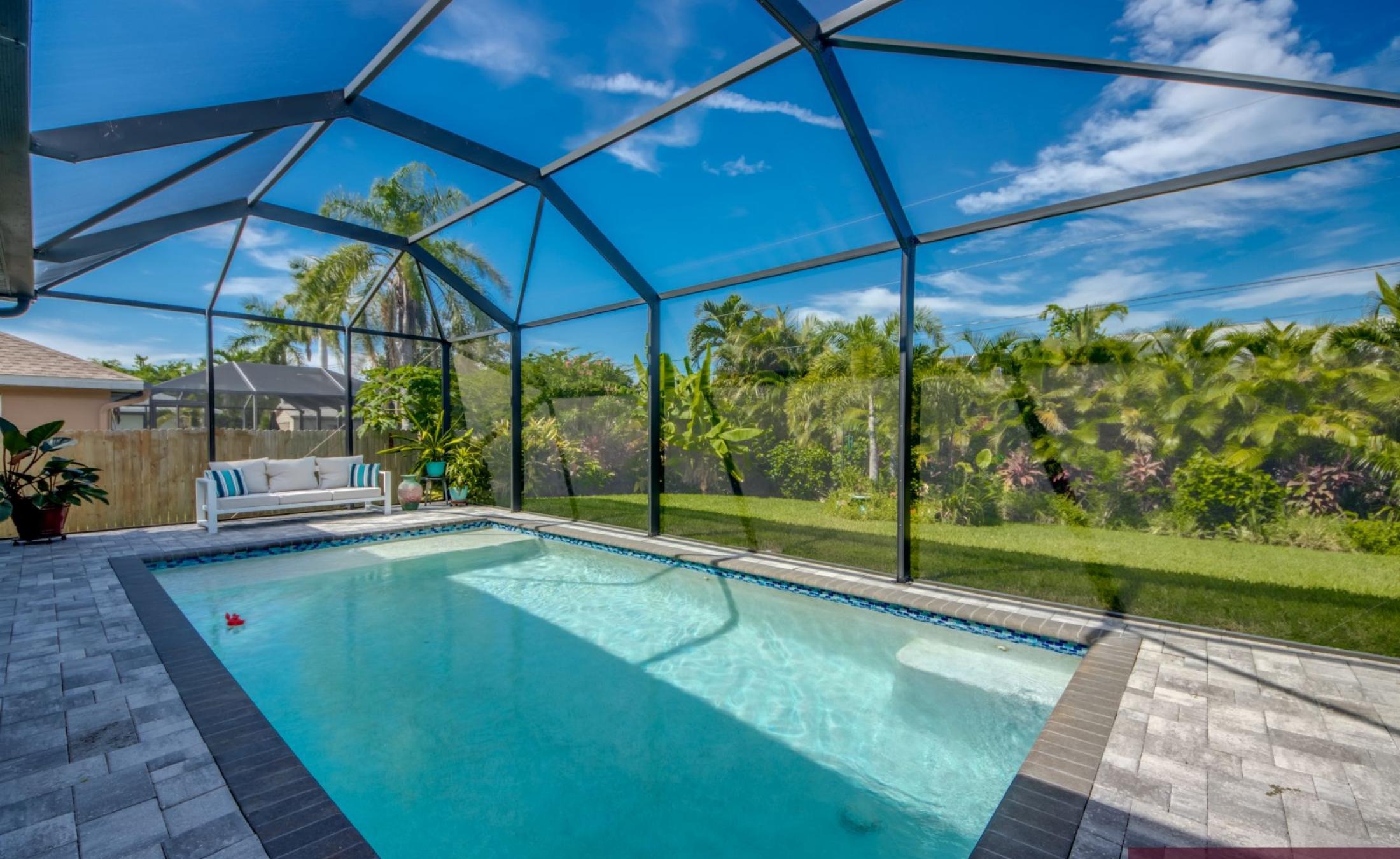 Modernes Wohnzimmer mit Sitzbereich und TV.