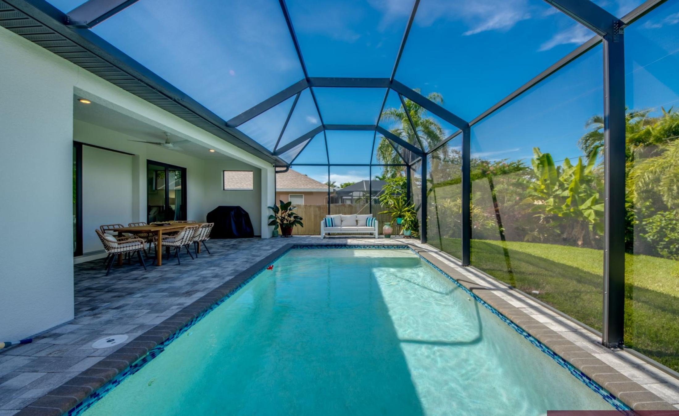 Moderner Wohnbereich mit Sitzgruppe und TV.