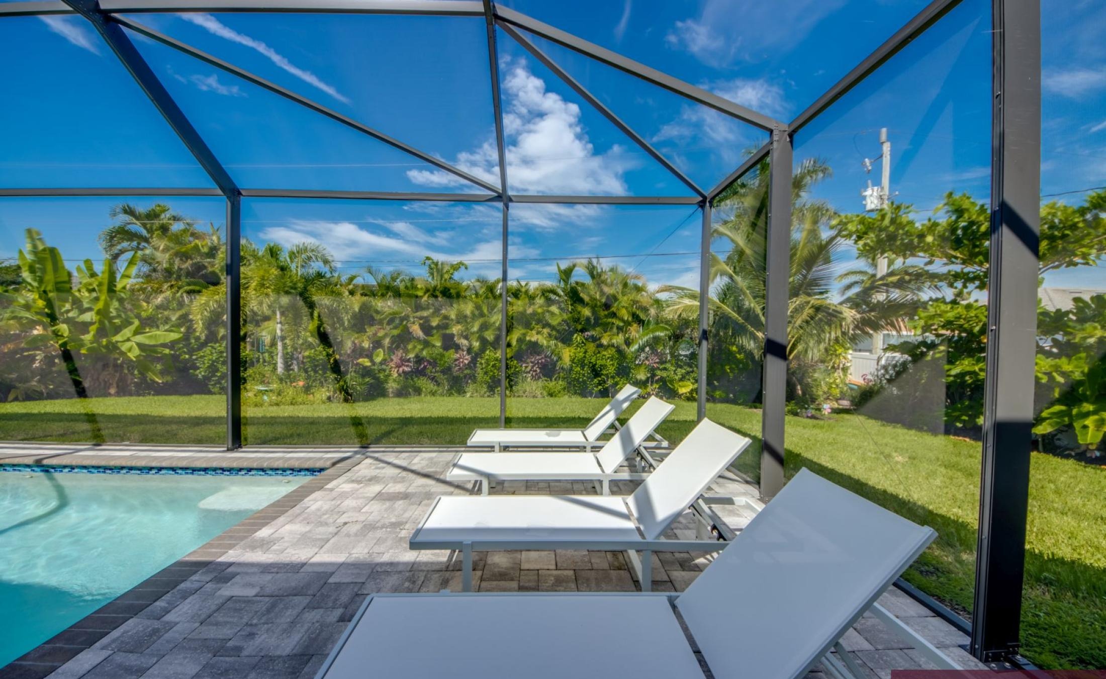 Modernes Wohnzimmer mit Sofa und Sitzbereich.