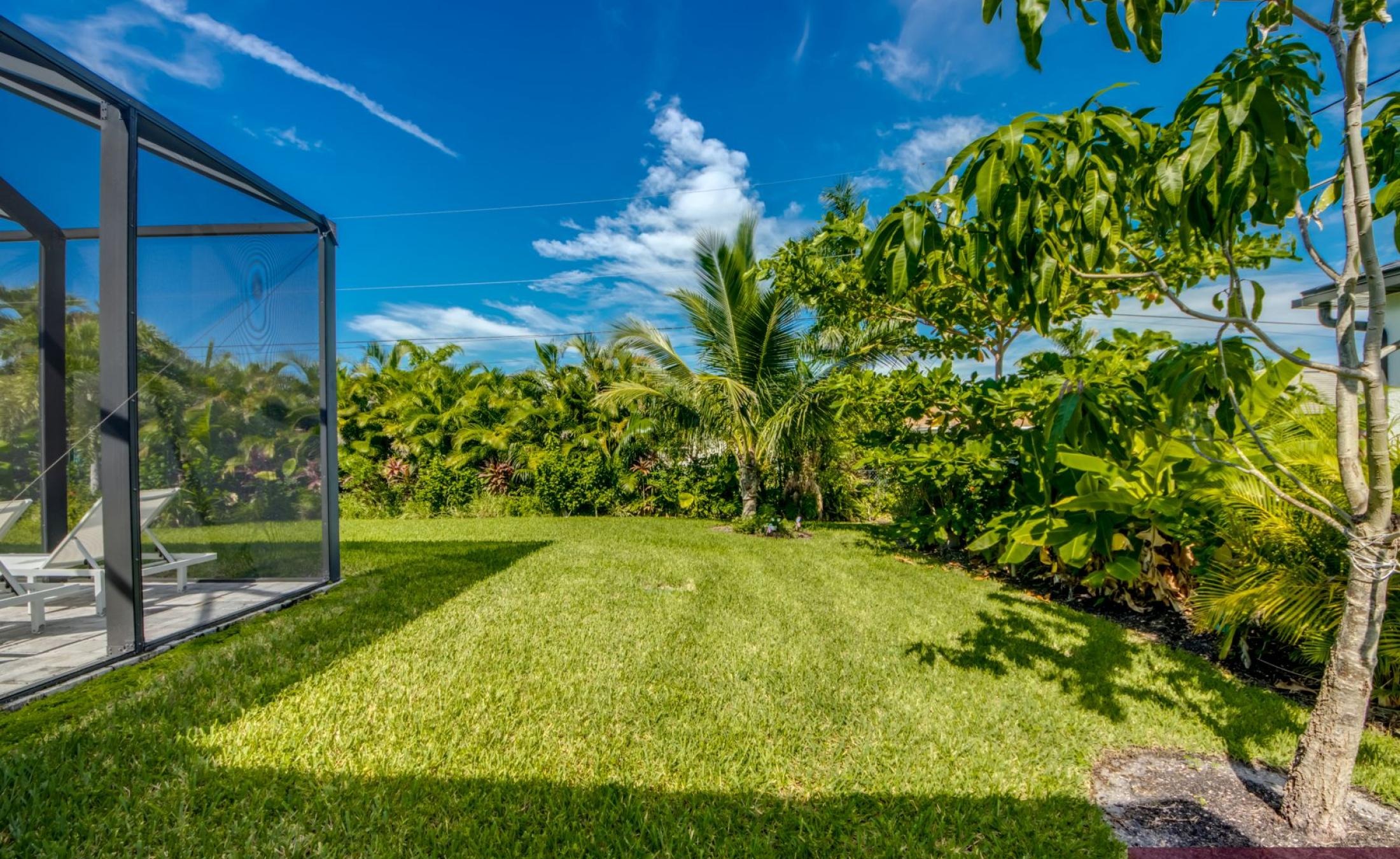 Modernes Wohnzimmer mit Sofa und TV, hell und offen gestaltet.