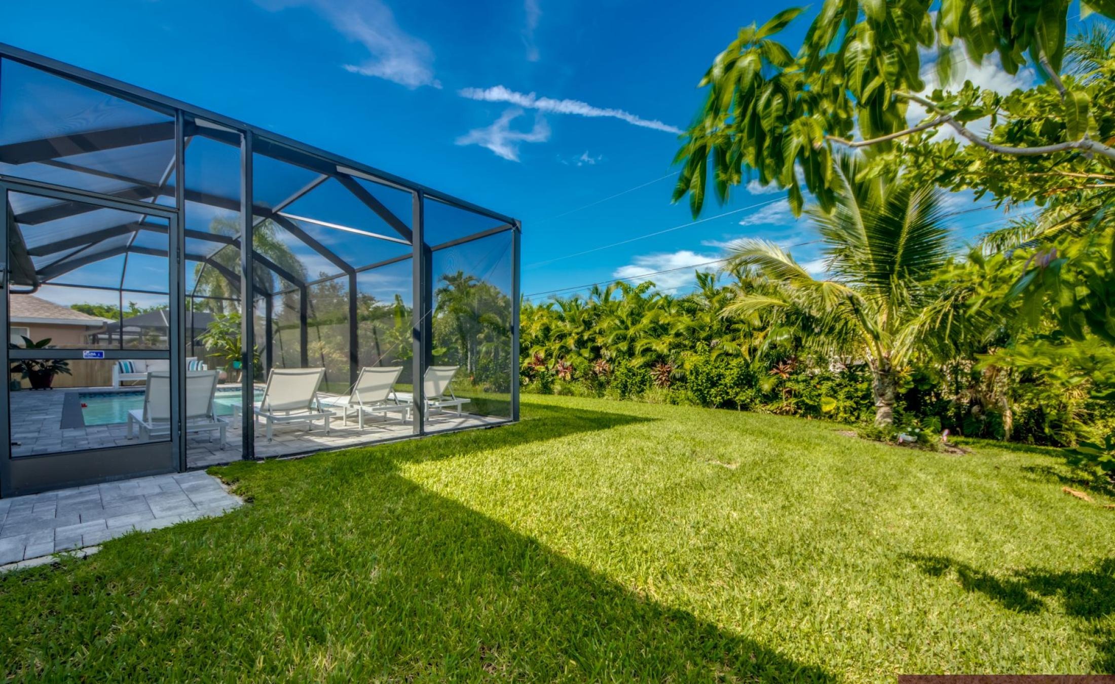 Modernes Wohnzimmer mit Sofa und Sitzbereich