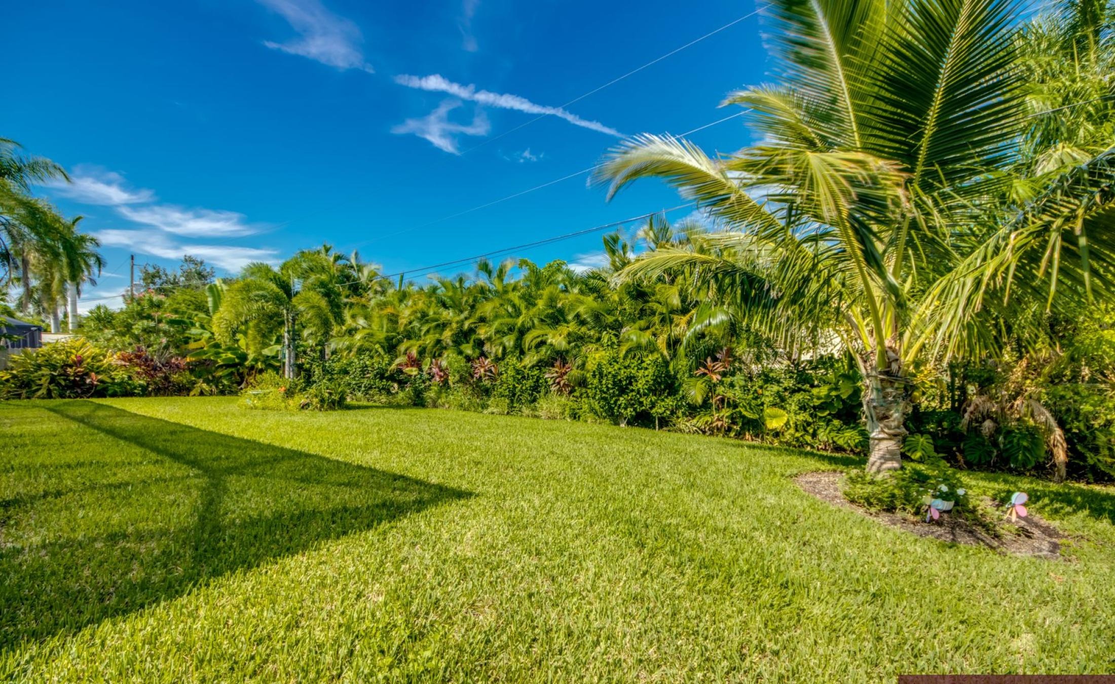Moderne Villa in Cape Coral mit beheiztem Pool, Billardtisch, Fitnessraum und Büroarbeitsplatz.
