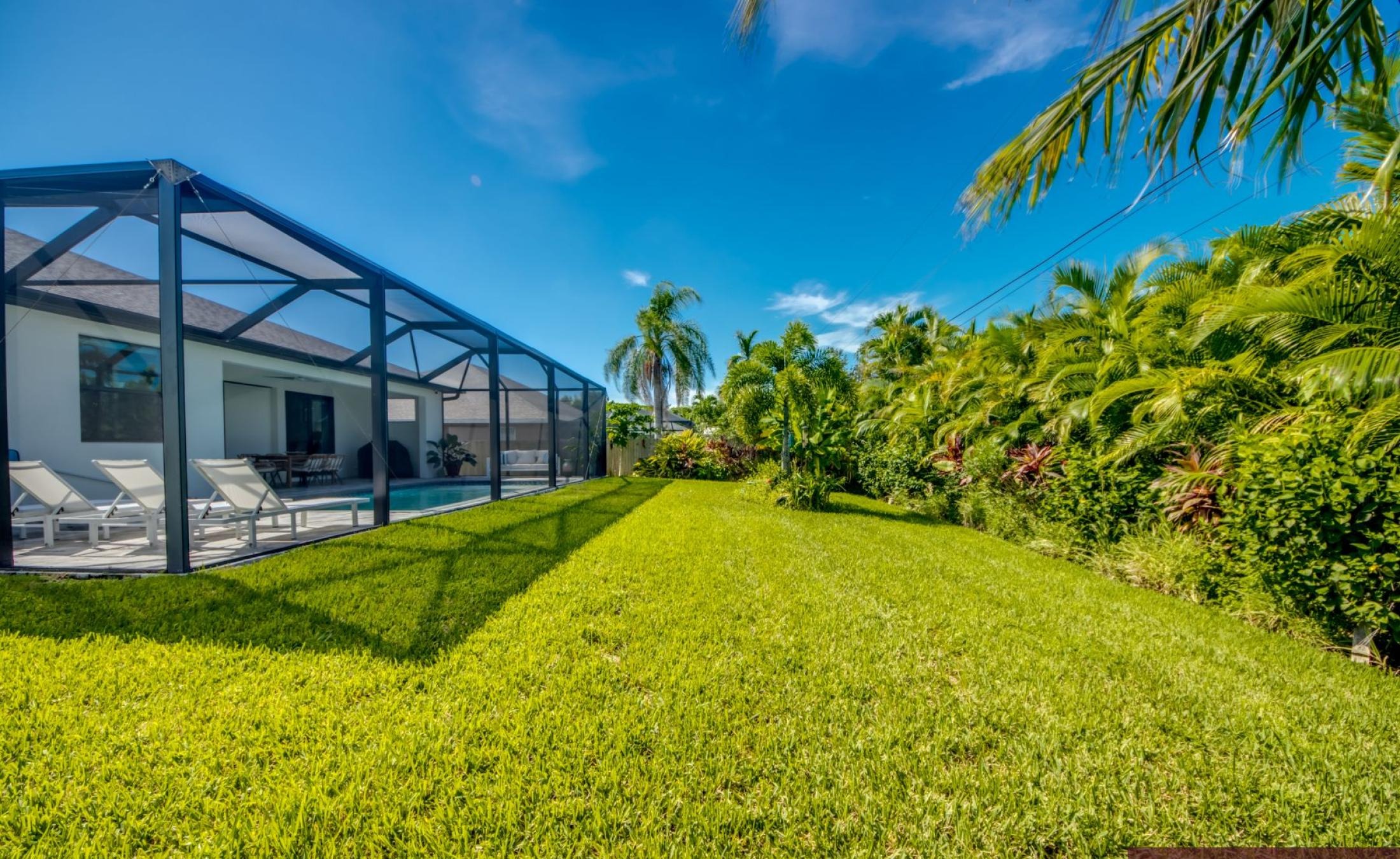 Modernes Wohnzimmer mit Sofa und TV in der Villa in Cape Coral.